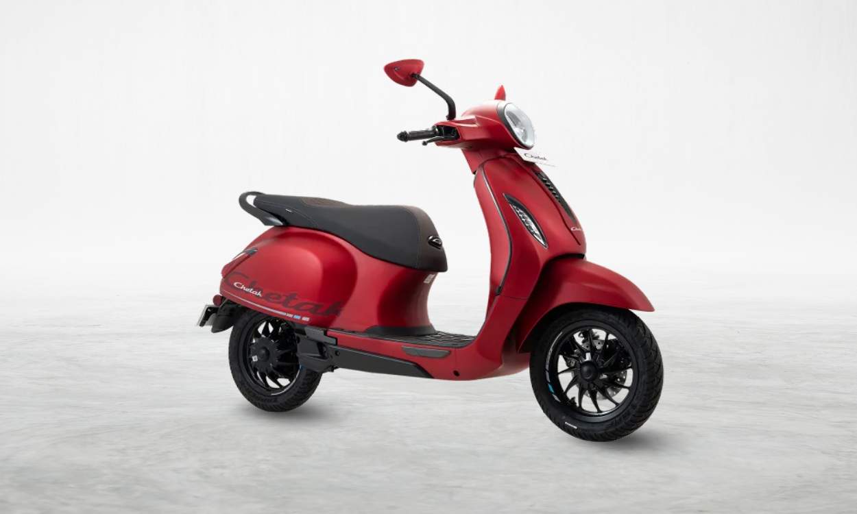 https://images.carandbike.com/bike-images/large/bajaj/chetak-2024/bajaj-chetak-2024.jpg?v=4