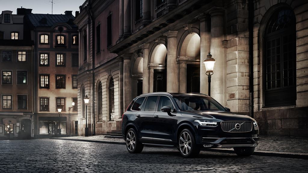 Volvo Xc90 Side Standing View