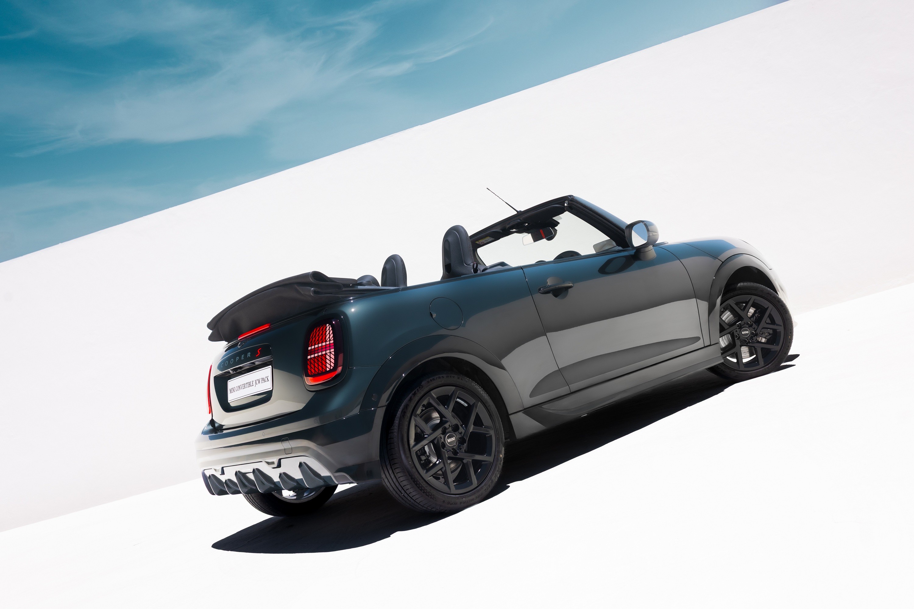 02 The new MINI Convertible John Cooper Works Pack jpg