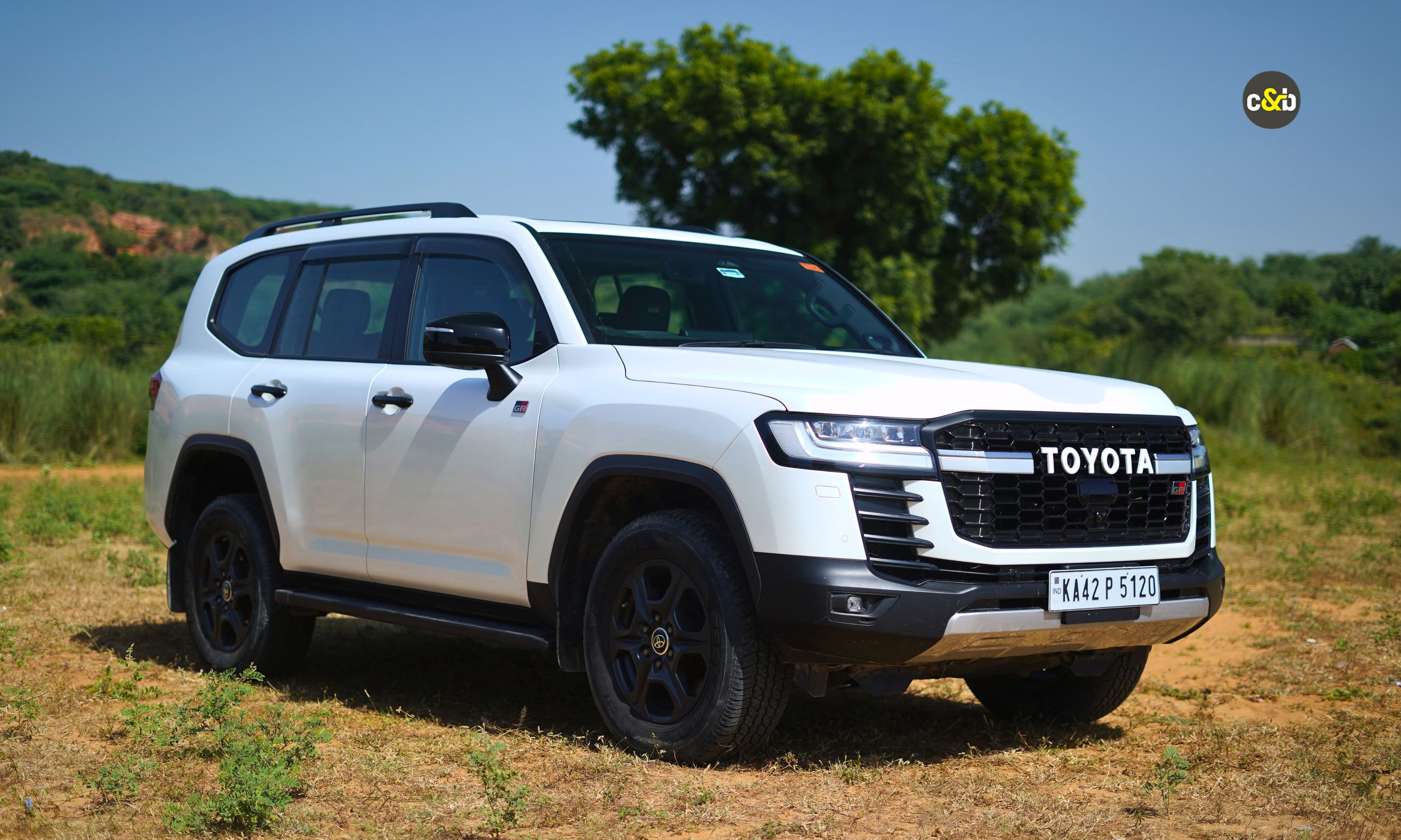 2025 Toyota Land Cruiser 300 GR Sport m2