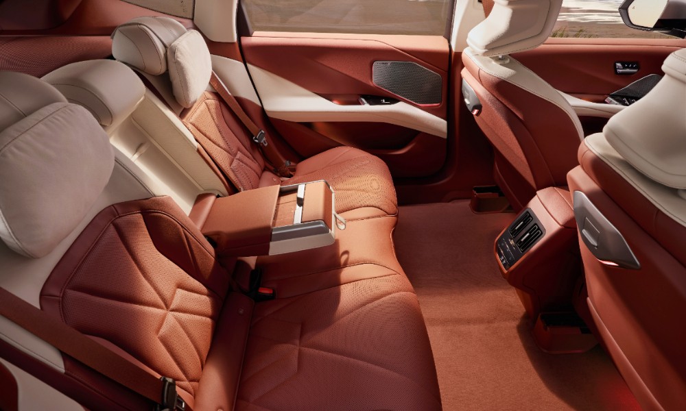 BMW i X3 LWB Debuts 4