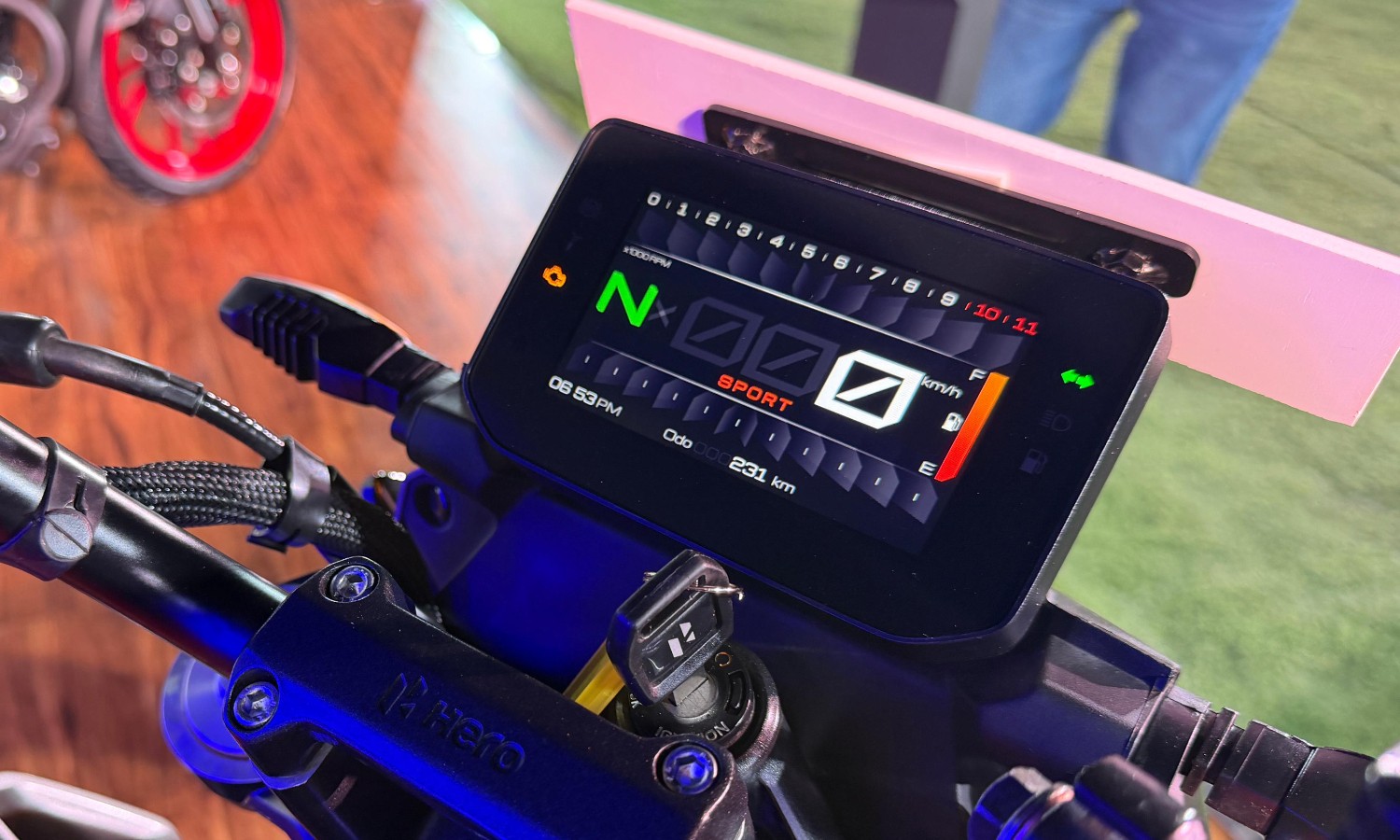 Hero Xtreme 160 R 4 V TFT display
