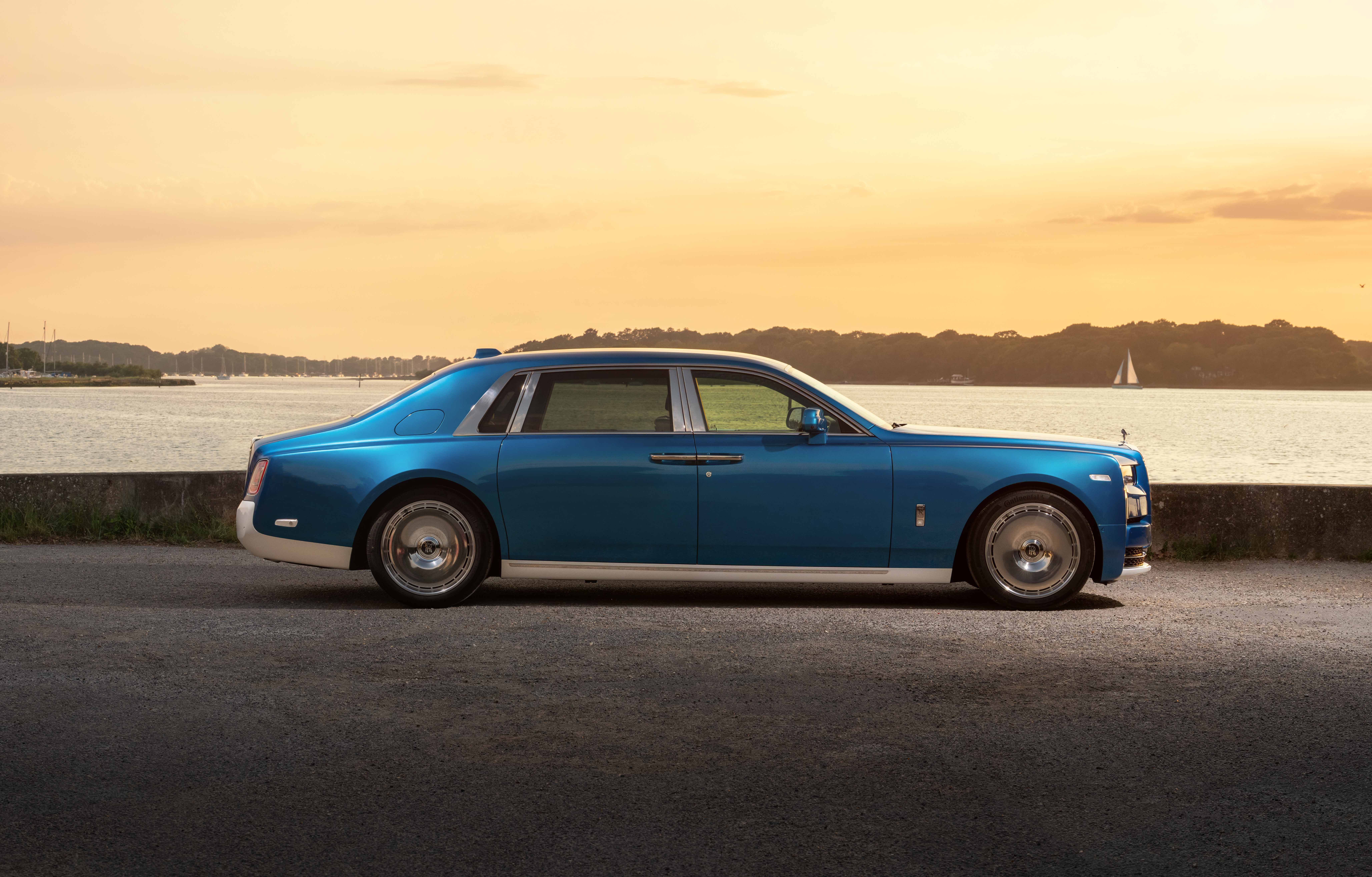 P90648609 high Res rolls royce presents