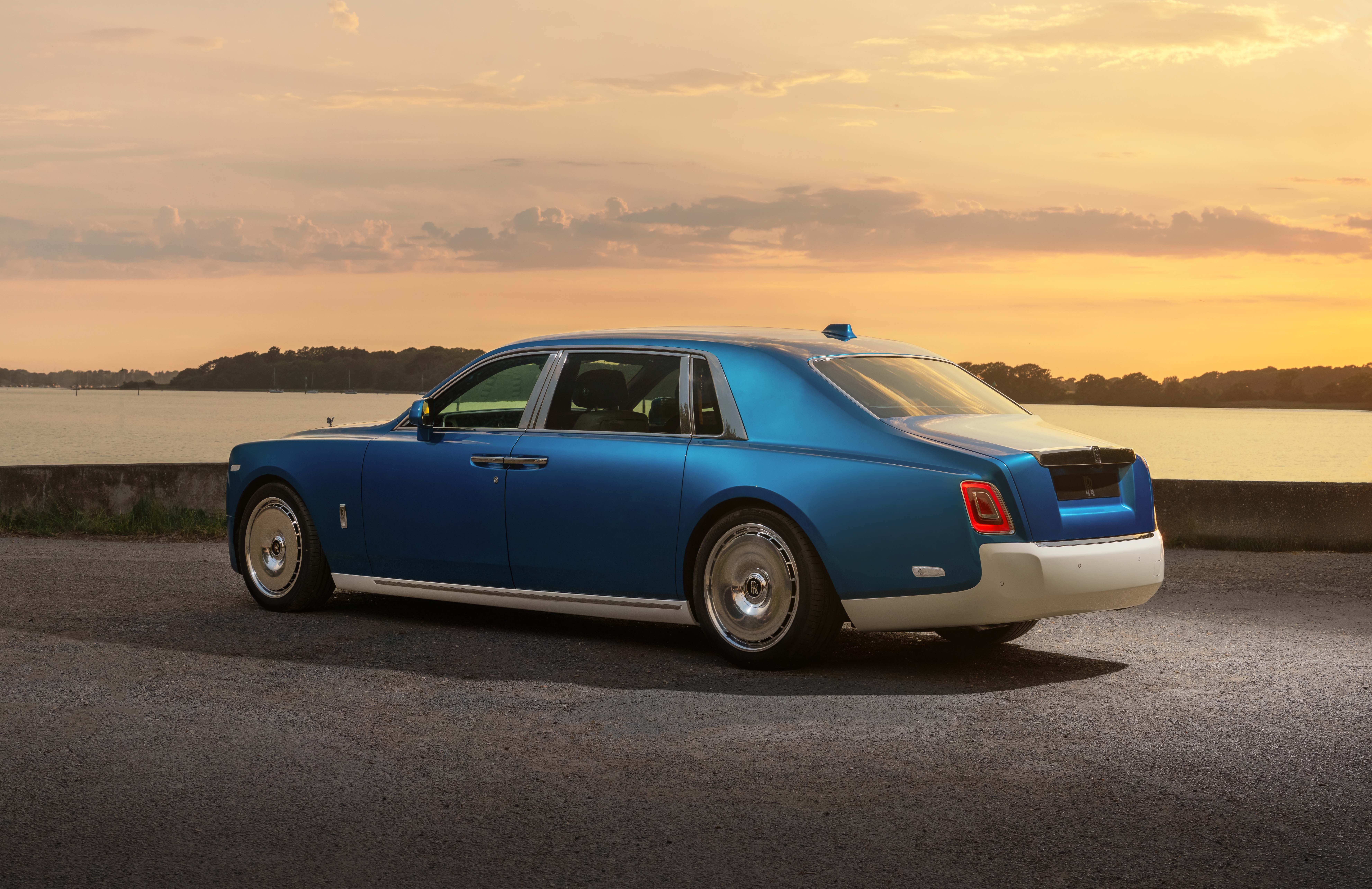 P90648610 high Res rolls royce presents 1