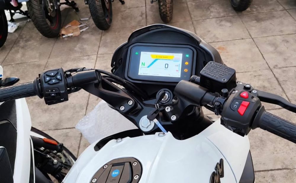 Pulsar NS 200 TFT screen