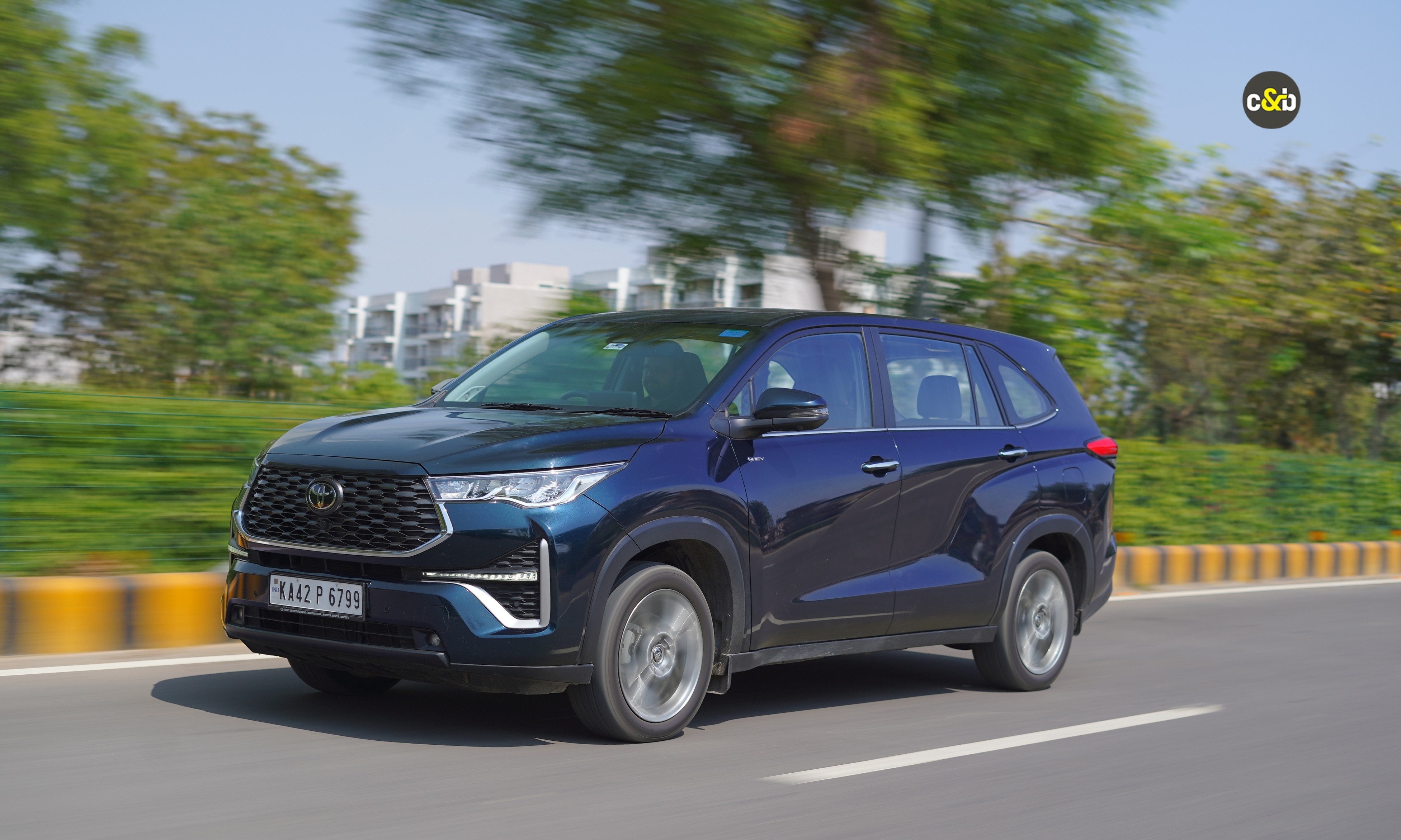 Toyota Innova Hycross and Mahindra Xev 9s m106