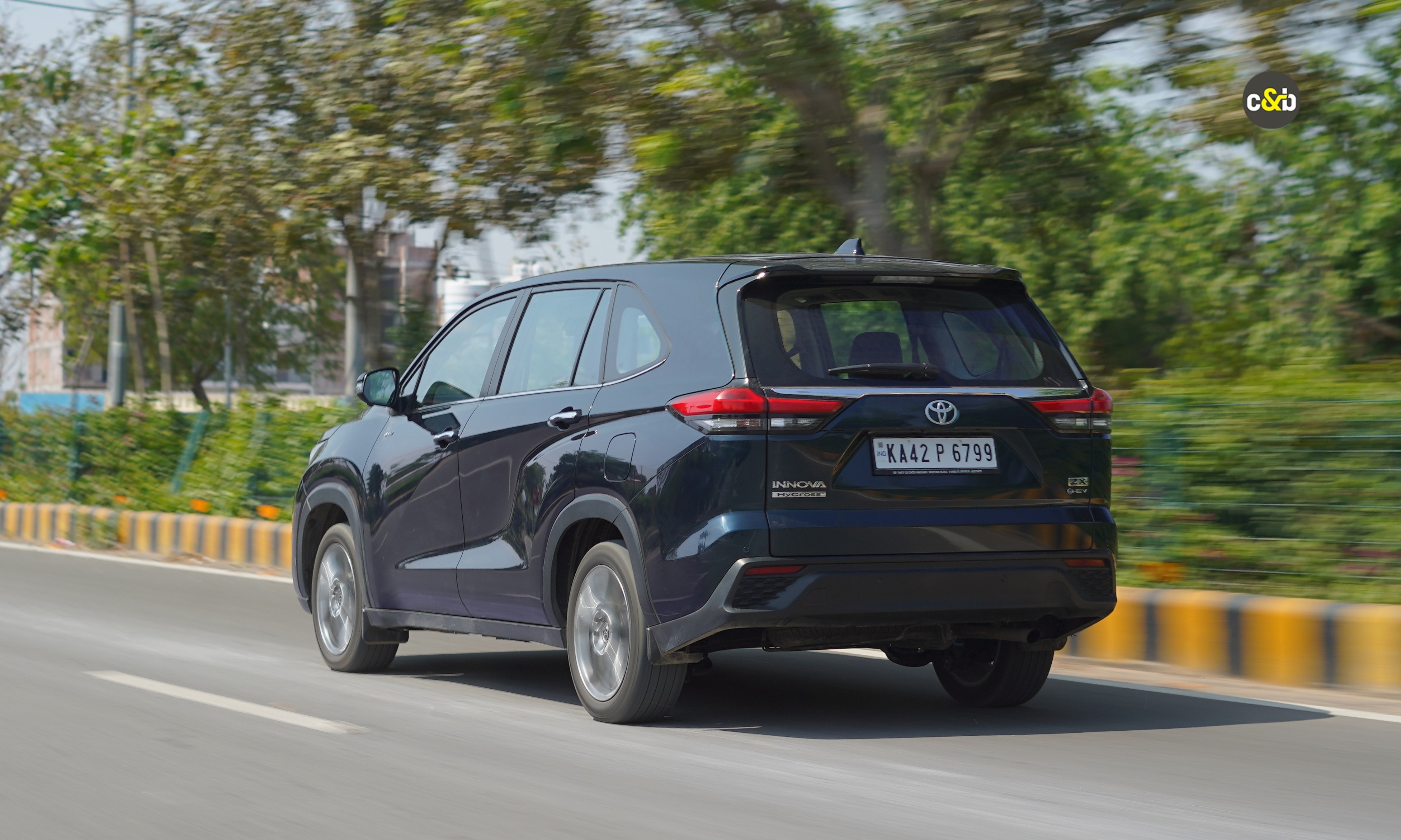 Toyota Innova Hycross and Mahindra Xev 9s m109