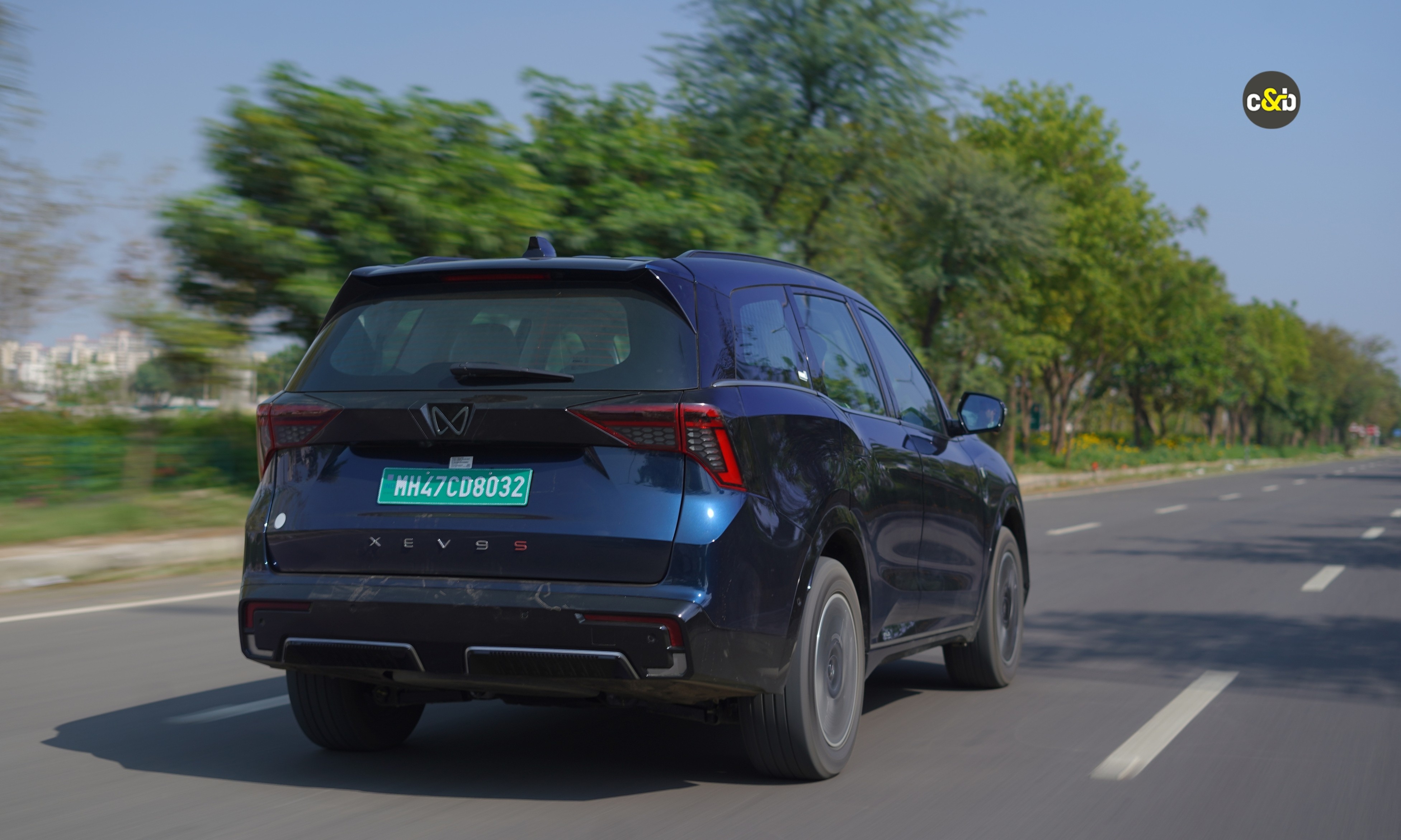 Toyota Innova Hycross and Mahindra Xev 9s m121