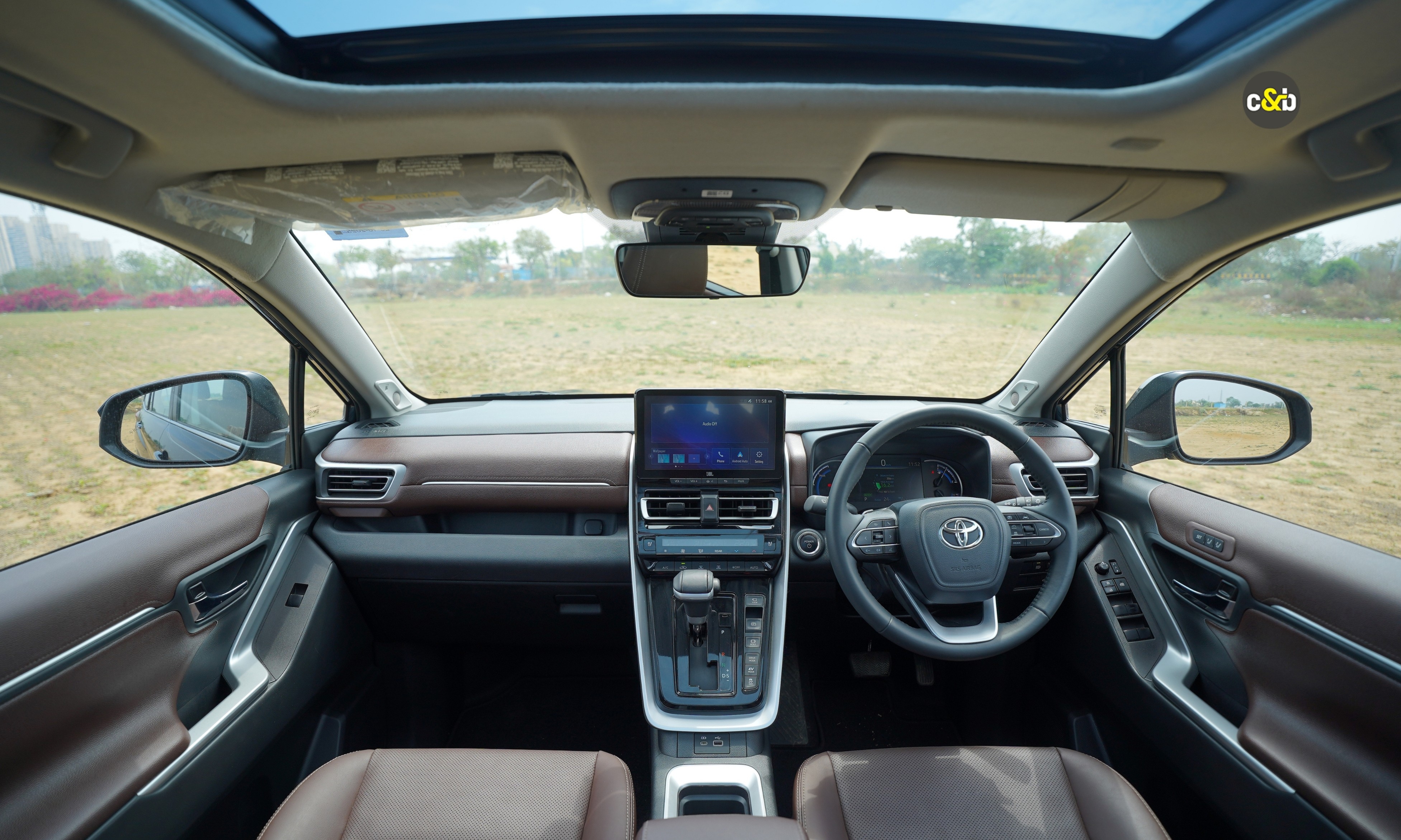 Toyota Innova Hycross and Mahindra Xev 9s m26