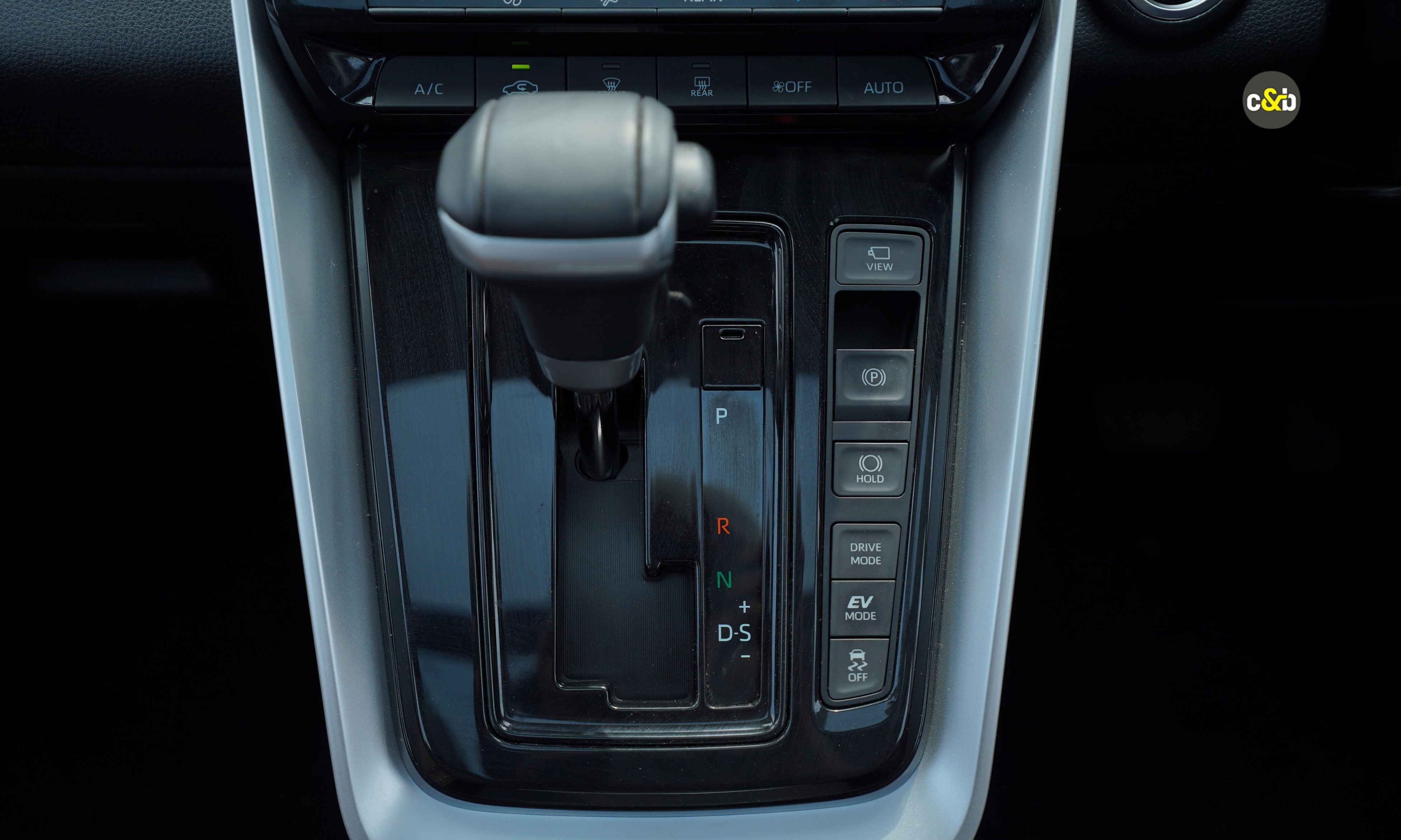 Toyota Innova Hycross and Mahindra Xev 9s m28