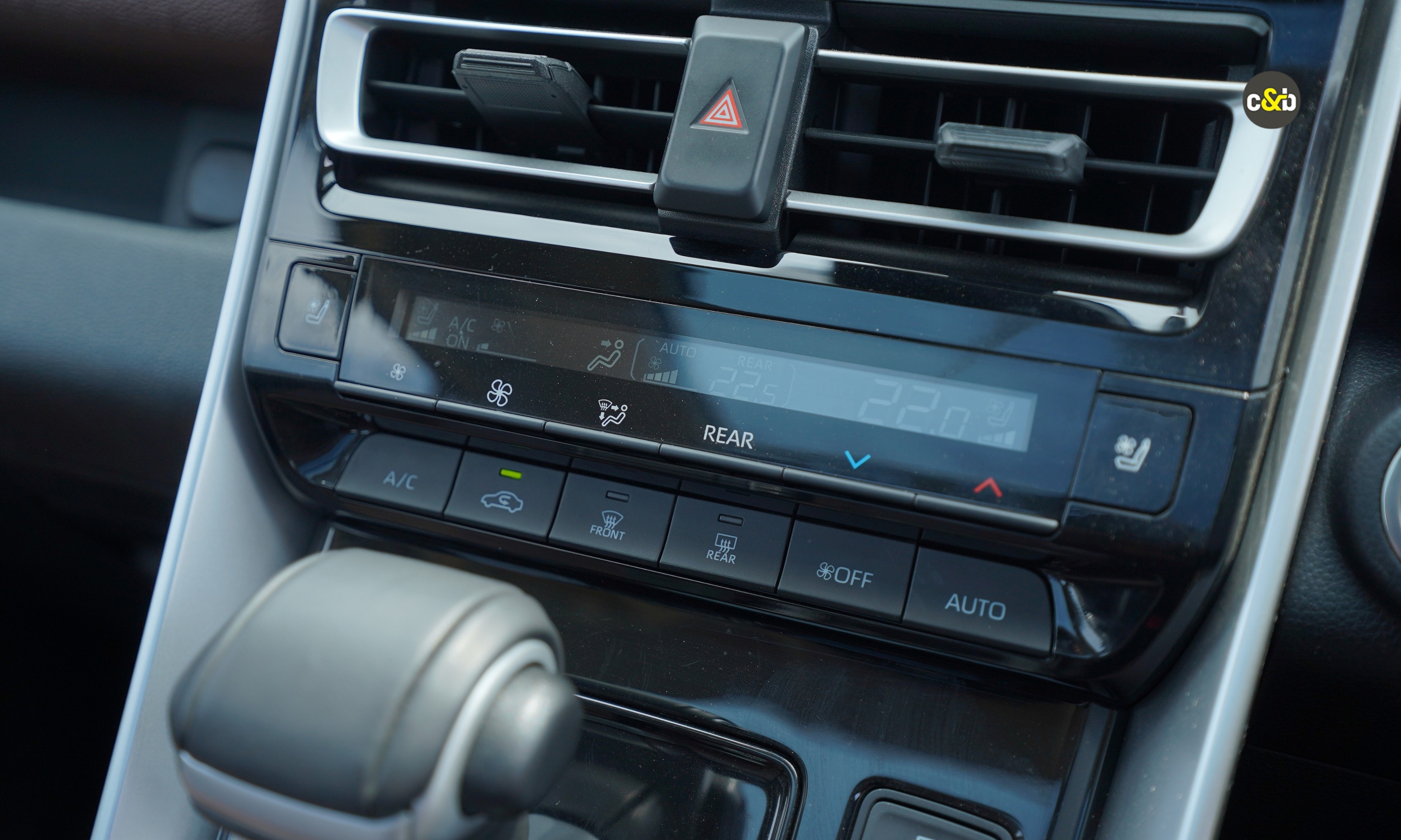 Toyota Innova Hycross and Mahindra Xev 9s m34