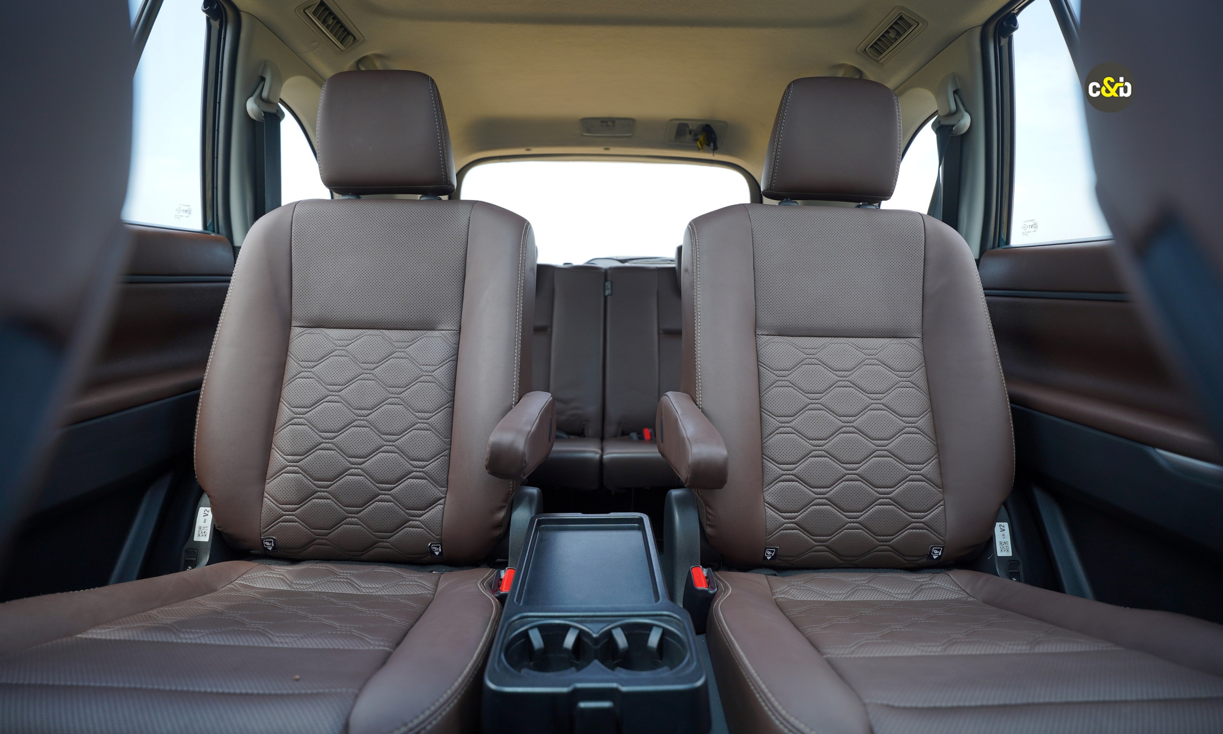 Toyota Innova Hycross and Mahindra Xev 9s m43