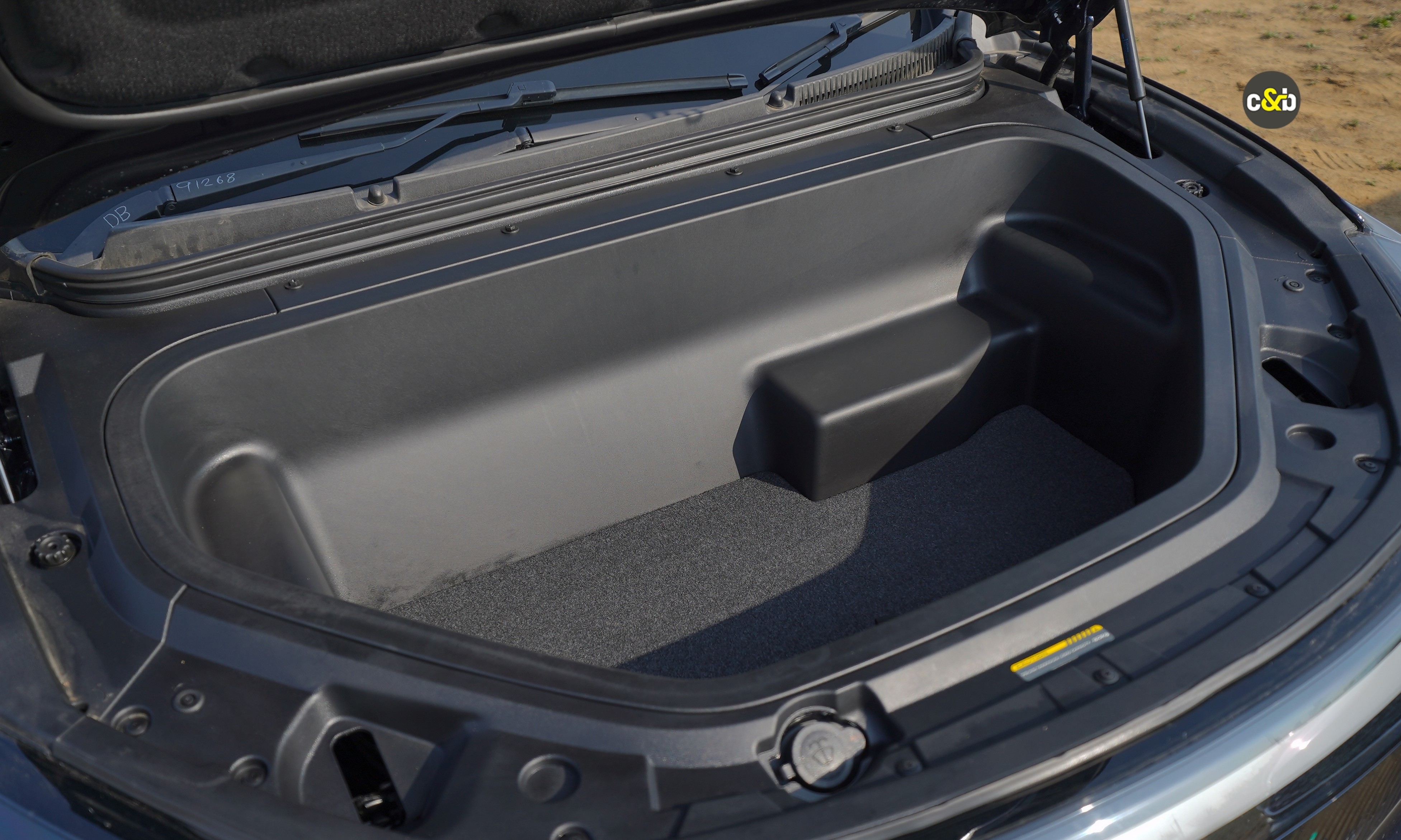 Toyota Innova Hycross and Mahindra Xev 9s m72