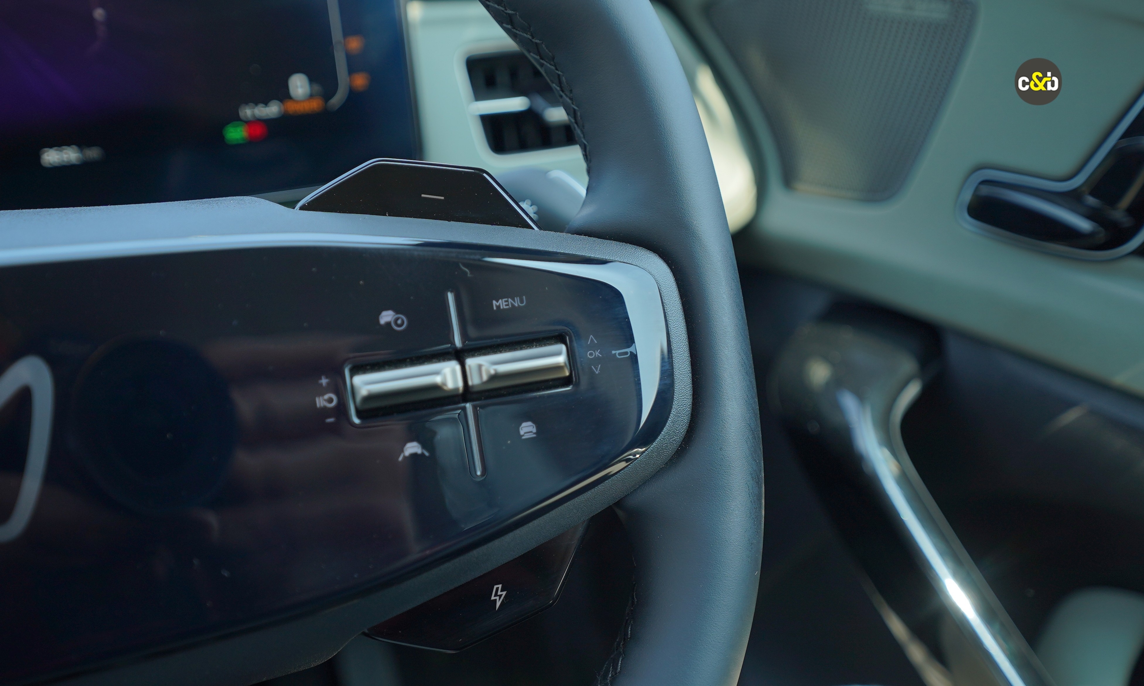 Toyota Innova Hycross and Mahindra Xev 9s m84