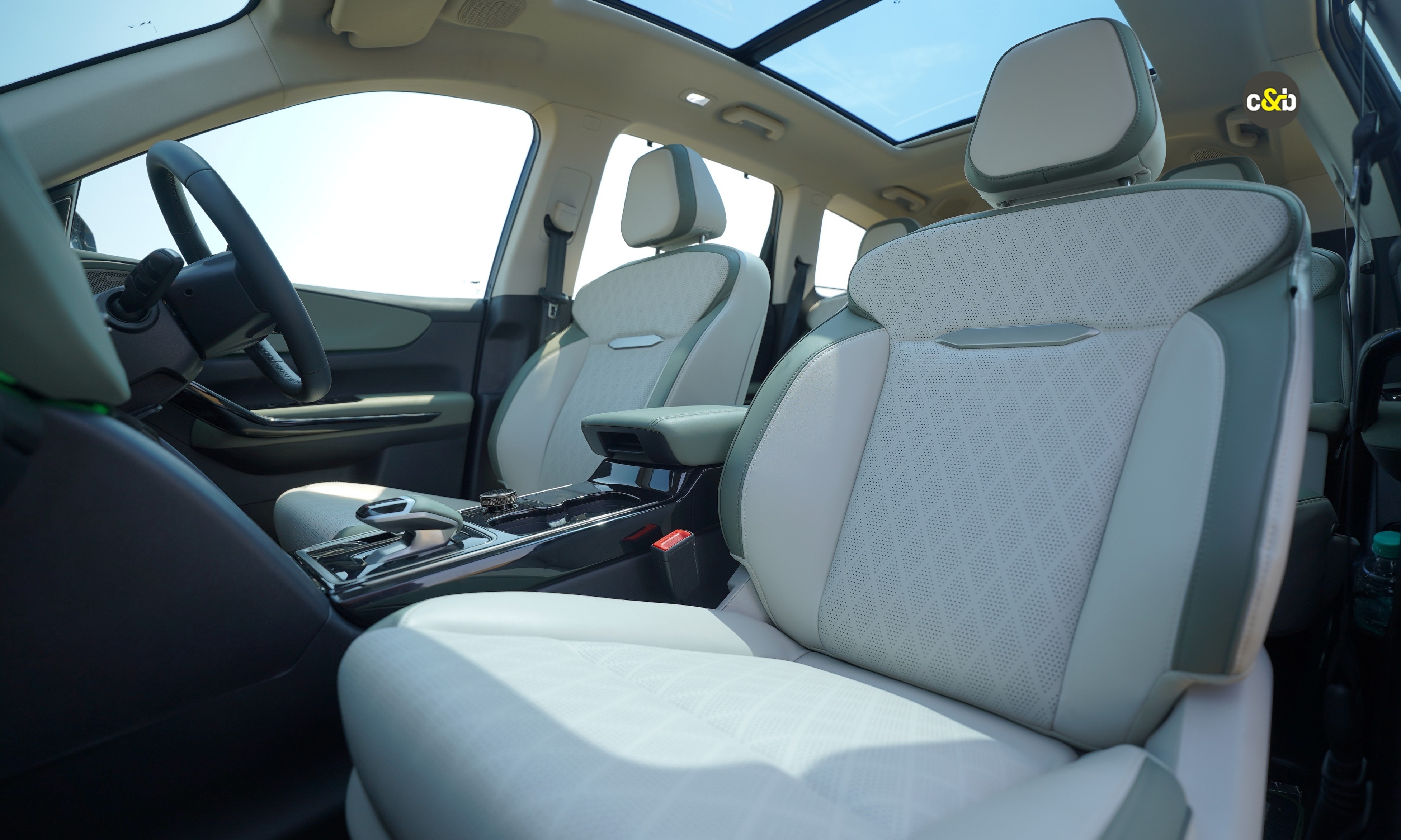 Toyota Innova Hycross and Mahindra Xev 9s m88