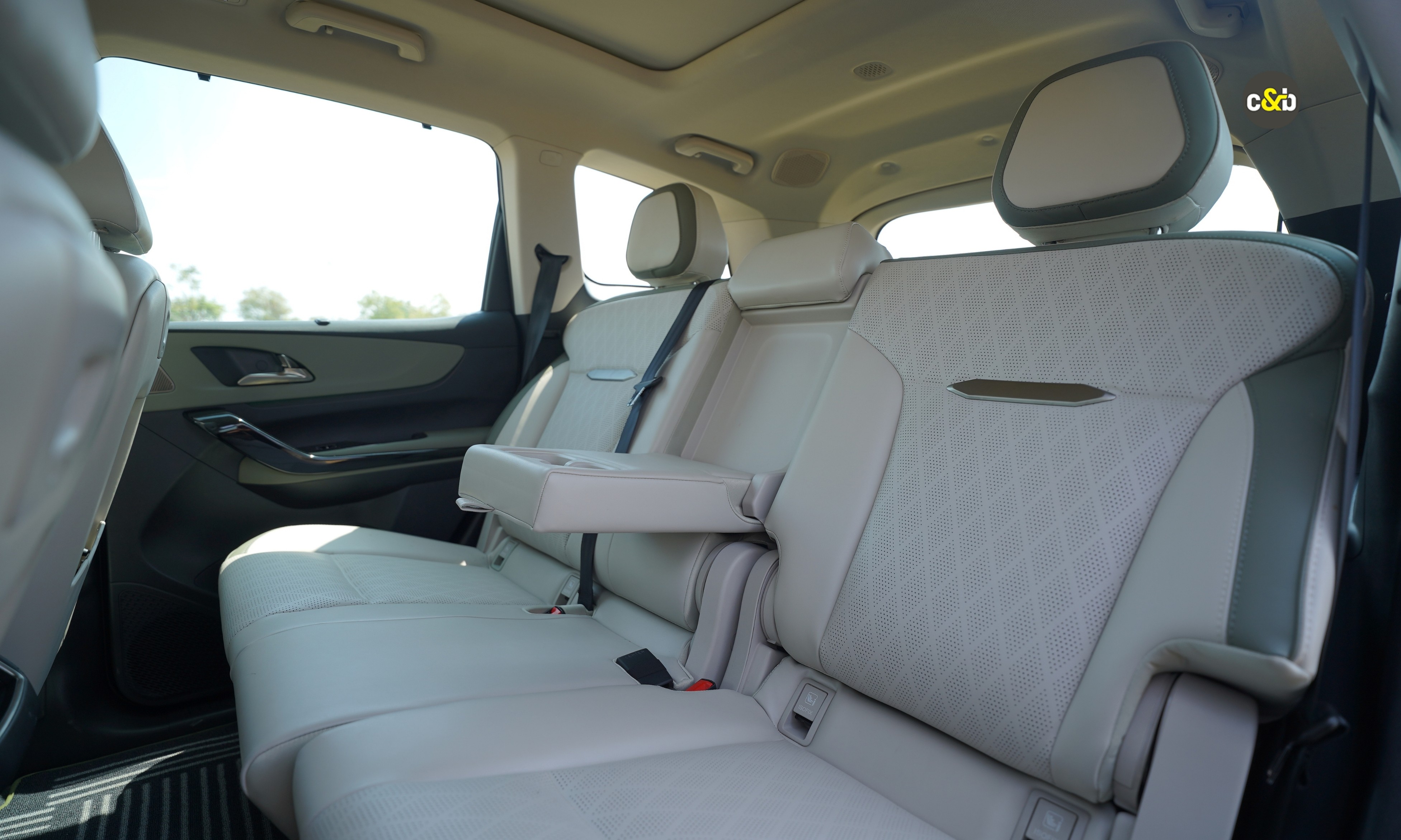 Toyota Innova Hycross and Mahindra Xev 9s m90