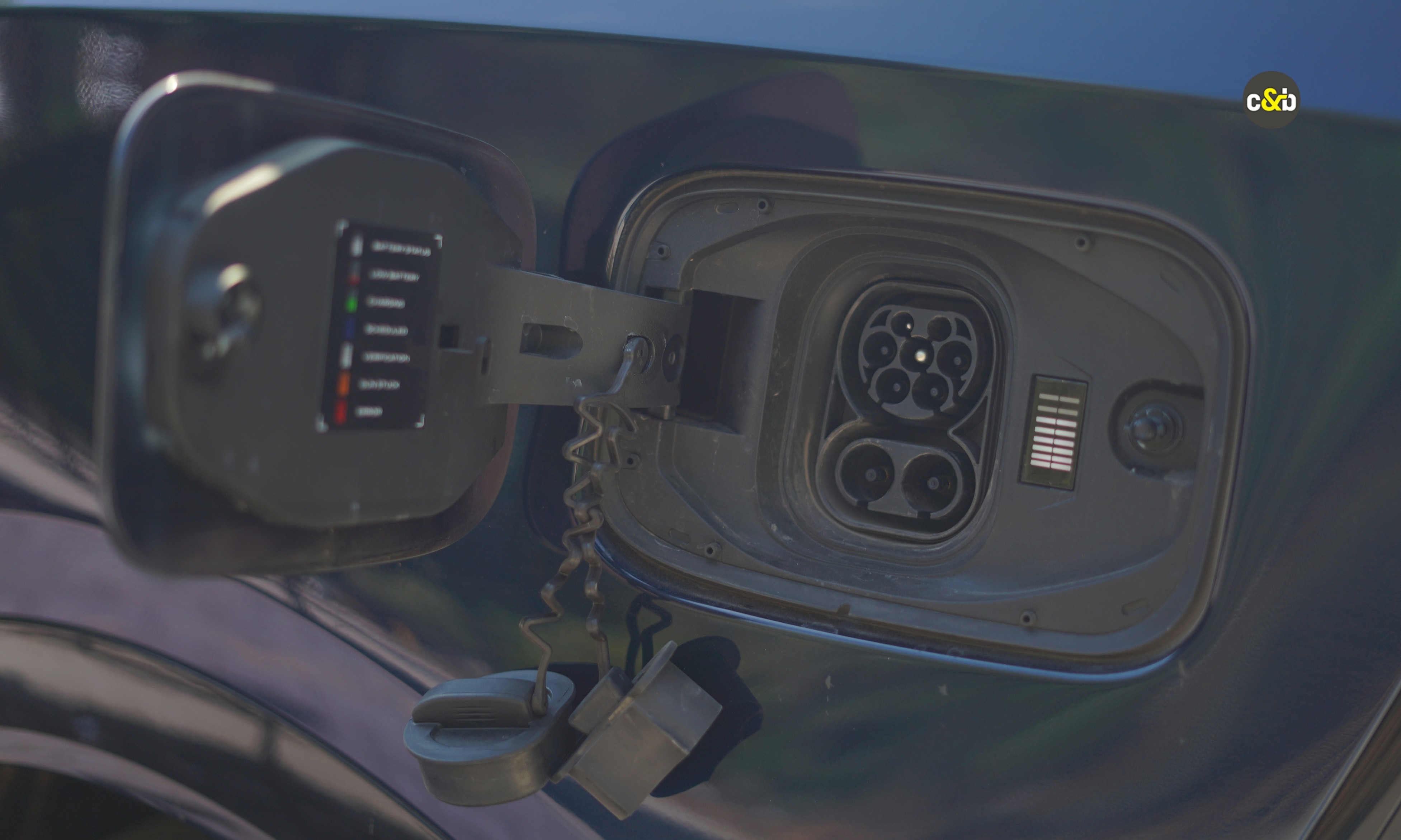 Toyota Innova Hycross and Mahindra Xev 9s m98