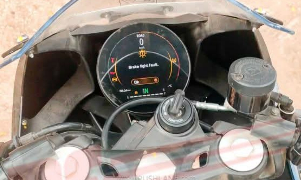 Triumph Thruxton 400 TFT Spied0 TFT Spied Jet