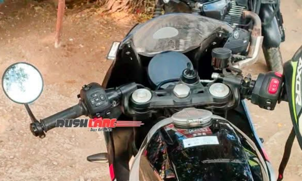 Triumph Thruxton 400 TFT Spied 2