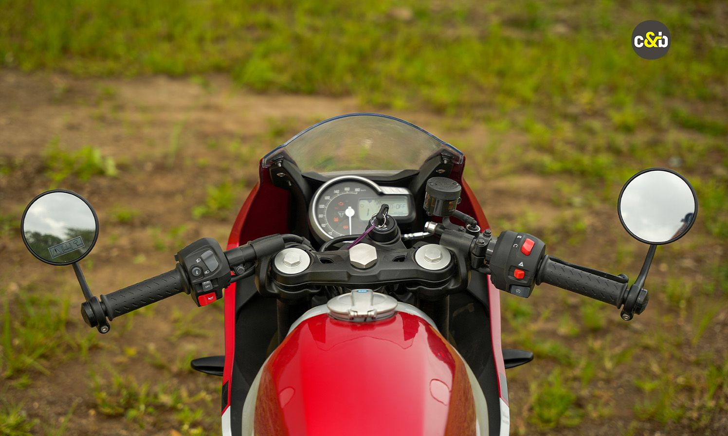 Triumph Thruxton 400 web 24