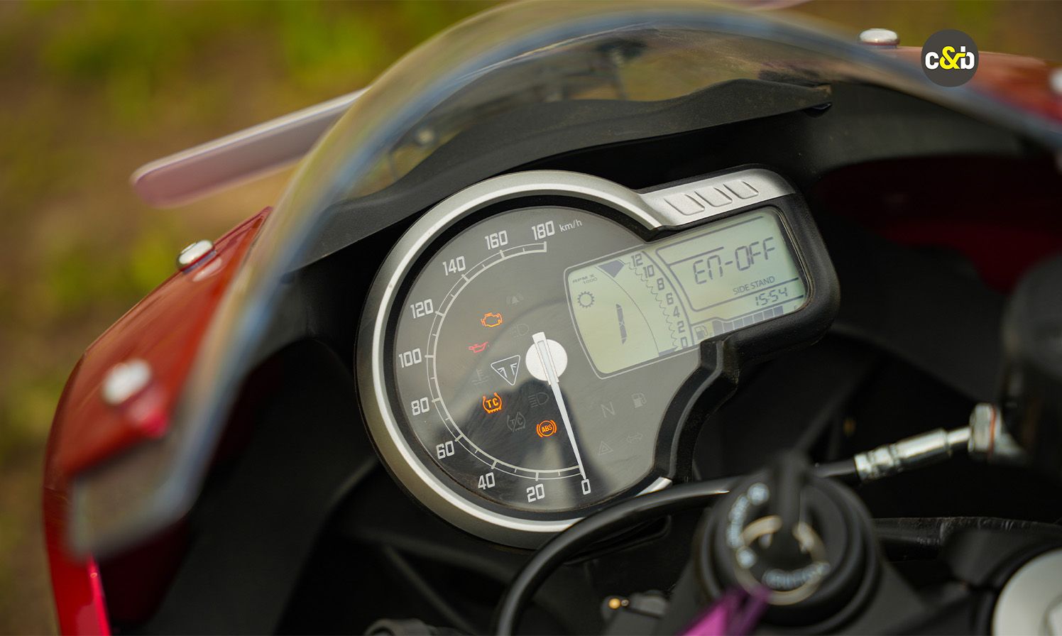 Triumph Thruxton 400 web 28