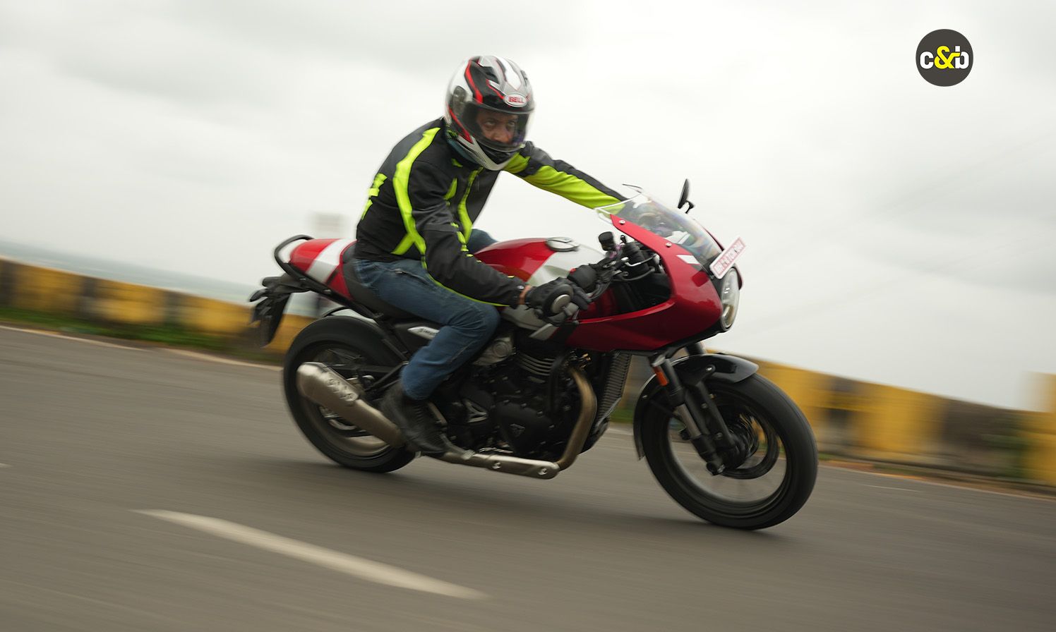 Triumph Thruxton 400 web 38
