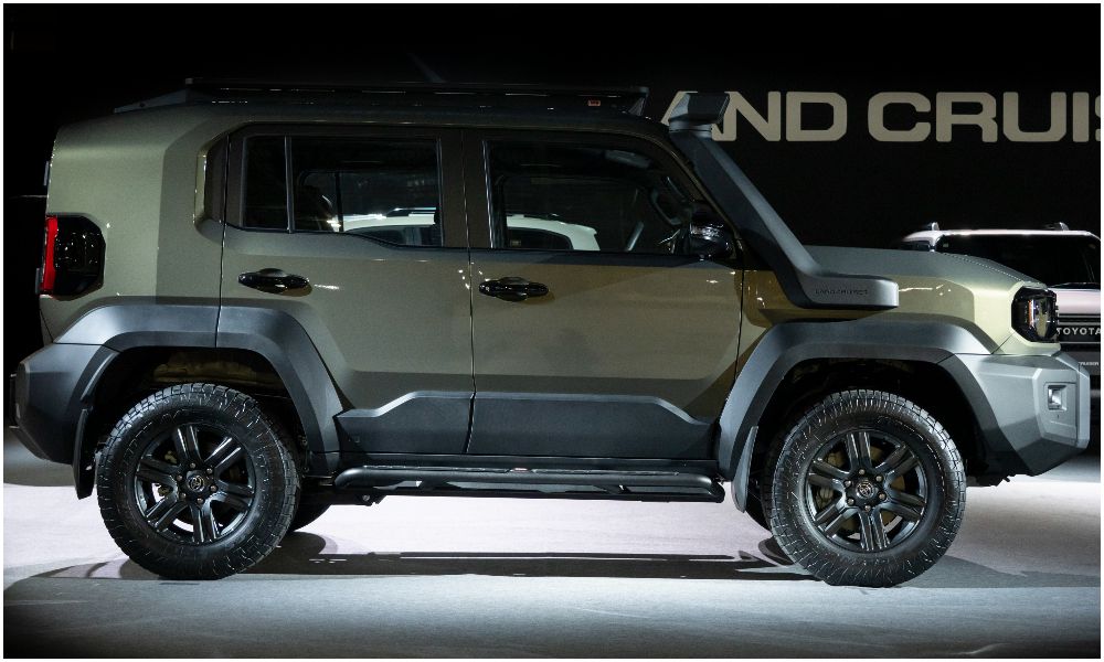 toyota land cruiser fj unveiled 4x4 petrol auto smaller than fortuner carandbike 3
