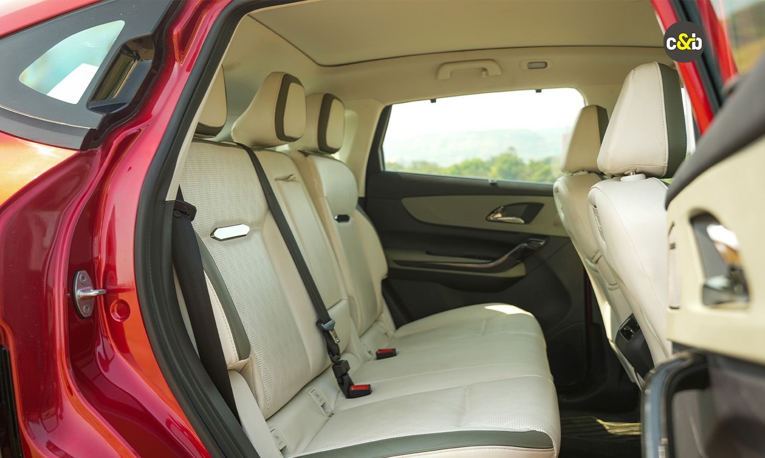 Mahindra XEV 9 E web 10