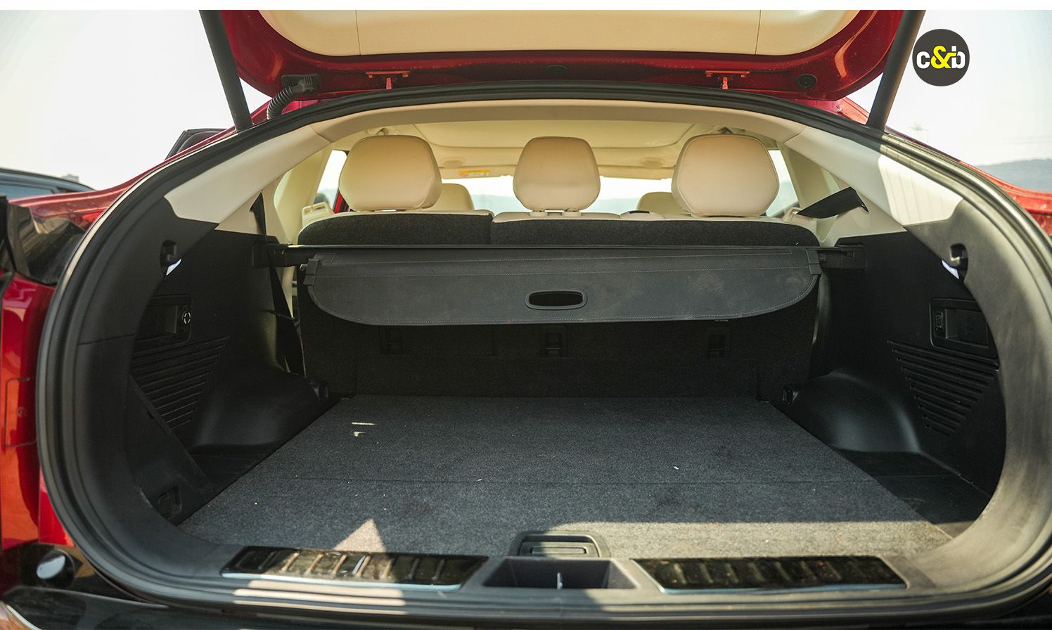 Mahindra XEV 9 E web 22