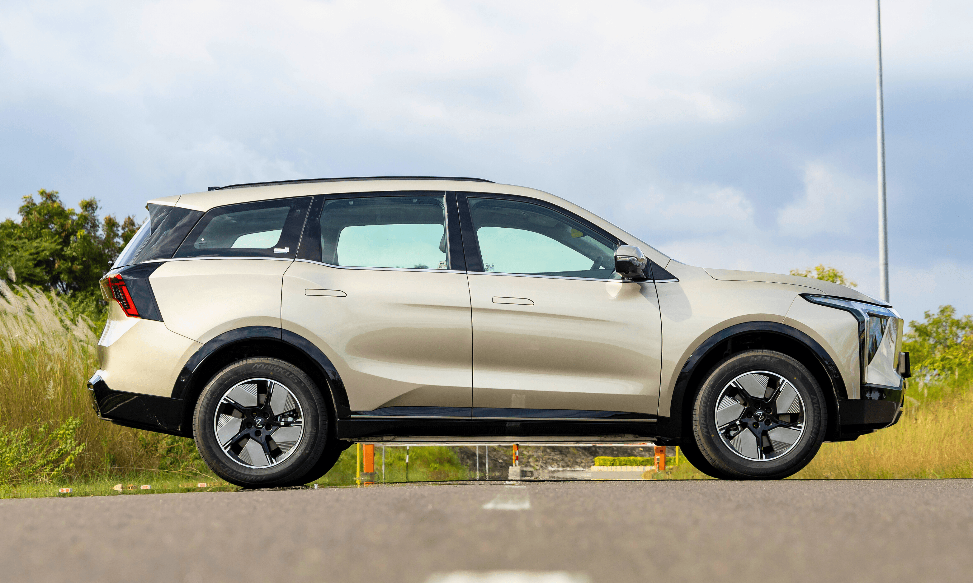 Mahindra XEV 9S Sideview
