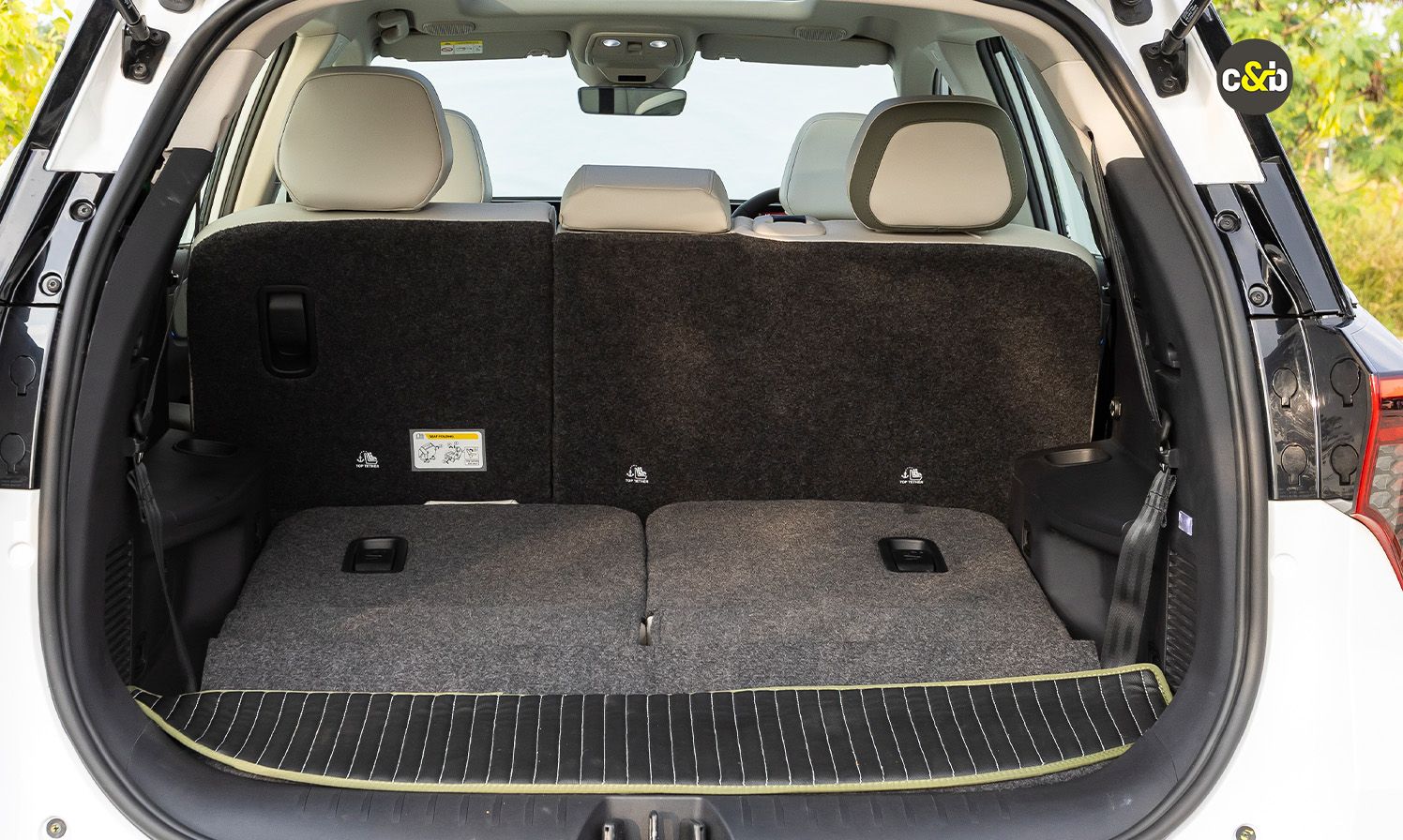 Mahindra XEV 9 S web 12