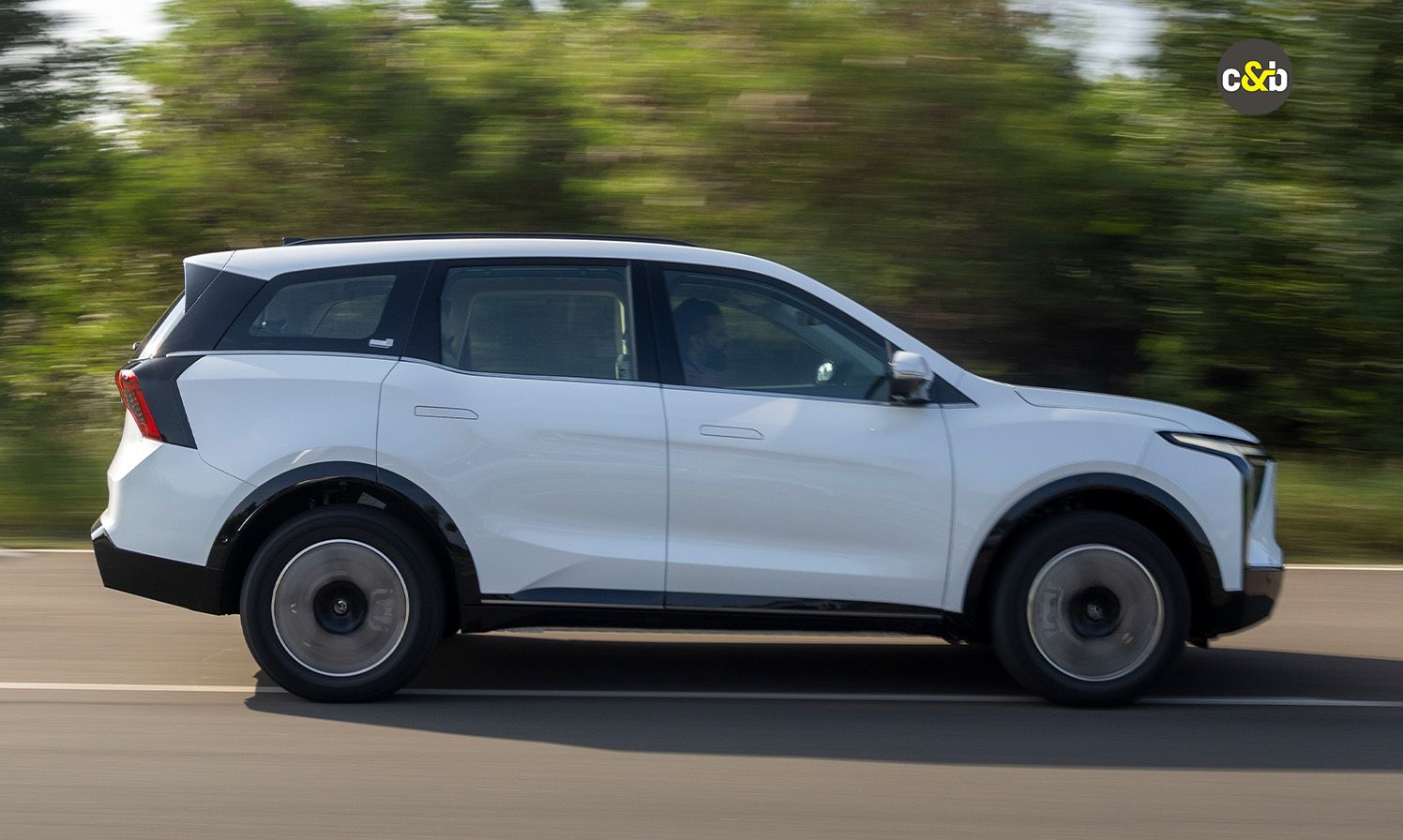 Mahindra XEV 9 S web 1