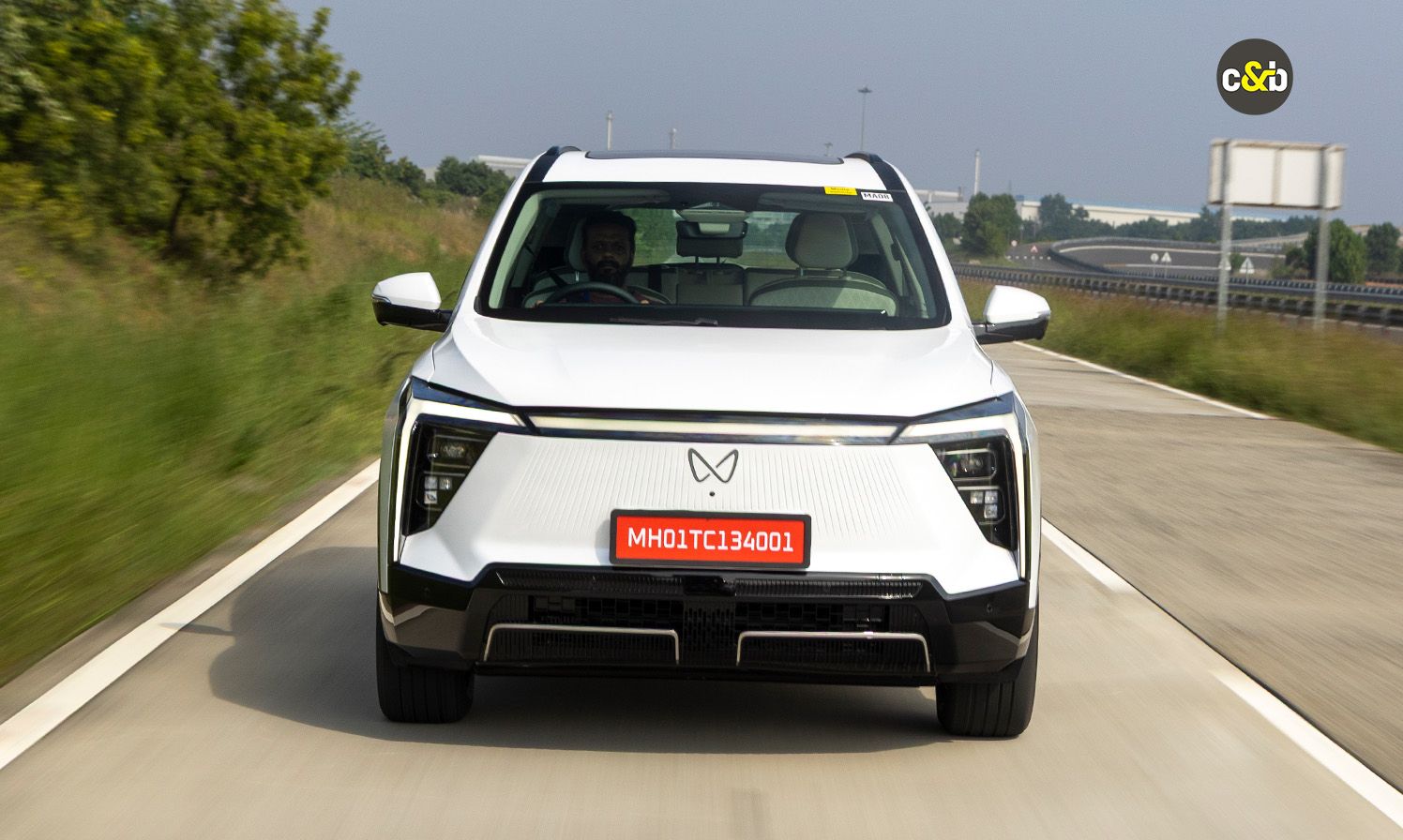 Mahindra XEV 9 S web 25