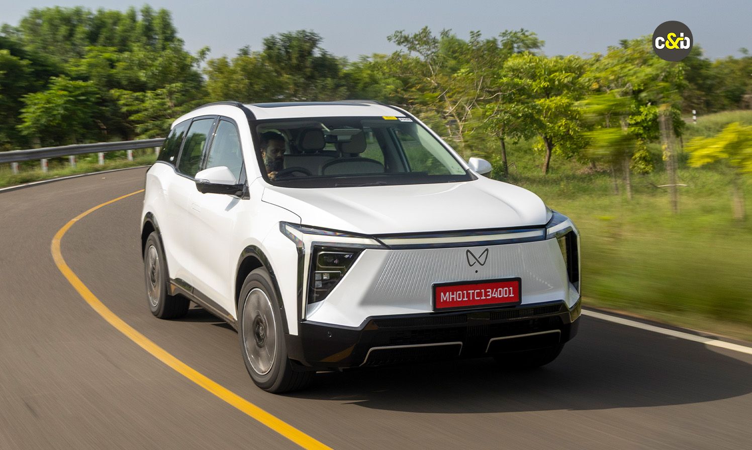 Mahindra XEV 9 S web 40