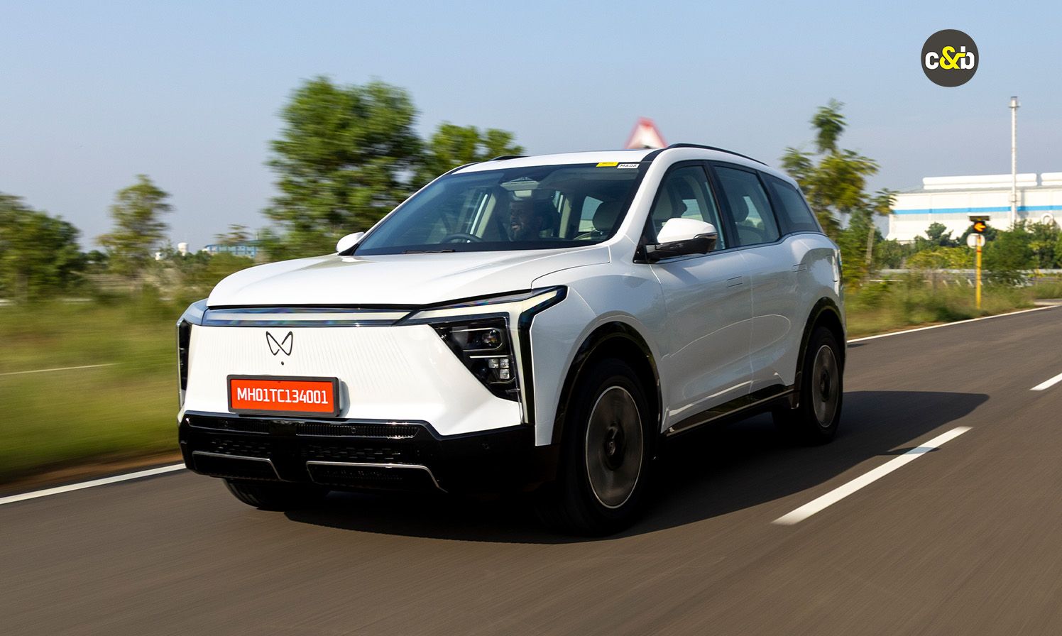 Mahindra XEV 9 S web 43