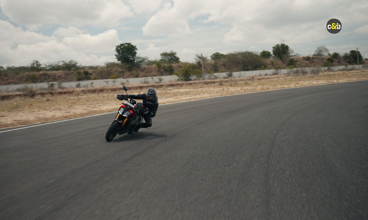 2025 TVS Apache RTR 310 m8