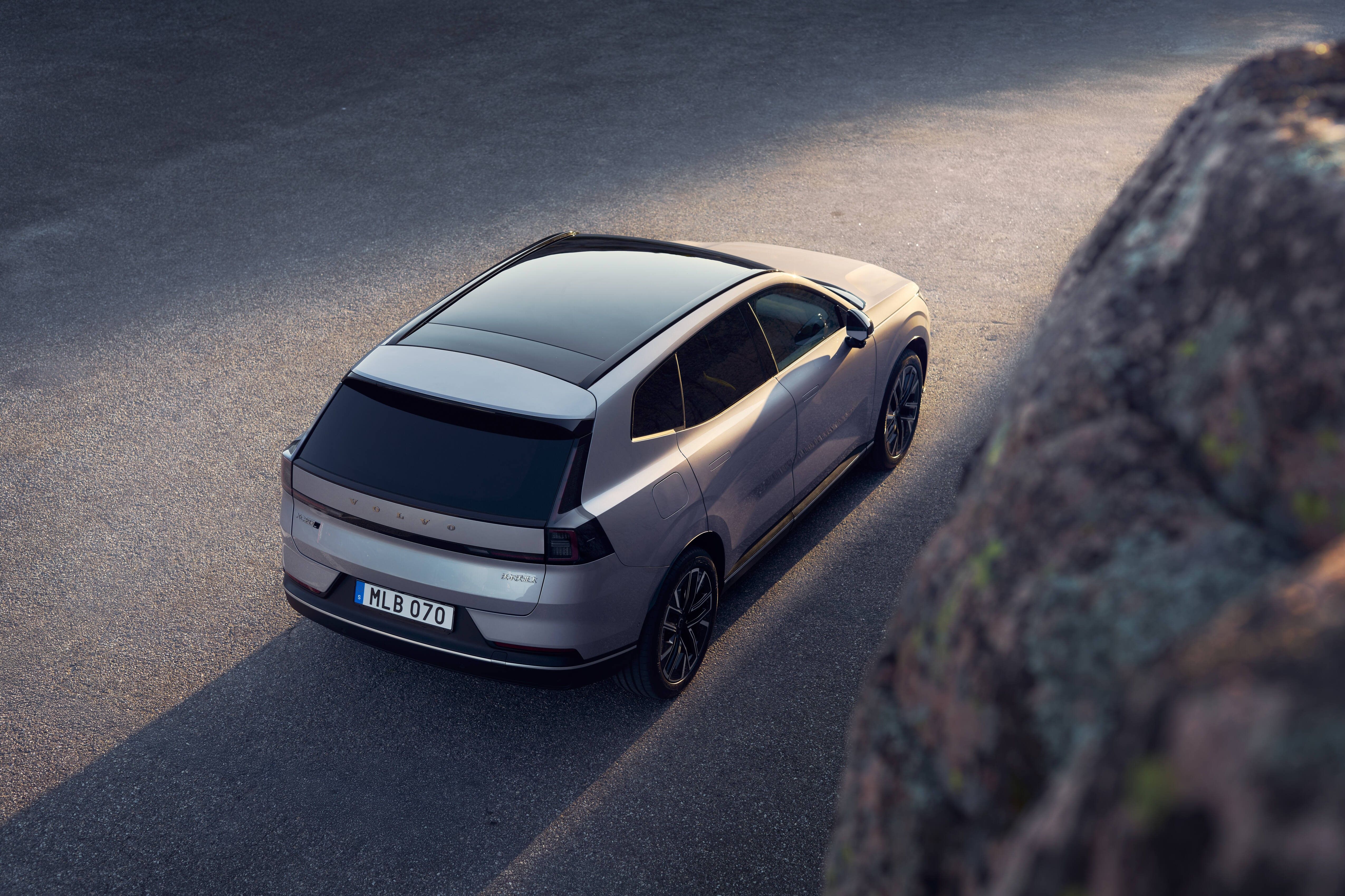 352159 Volvo Cars reveals the new XC 70 a plug in hybrid for every journey