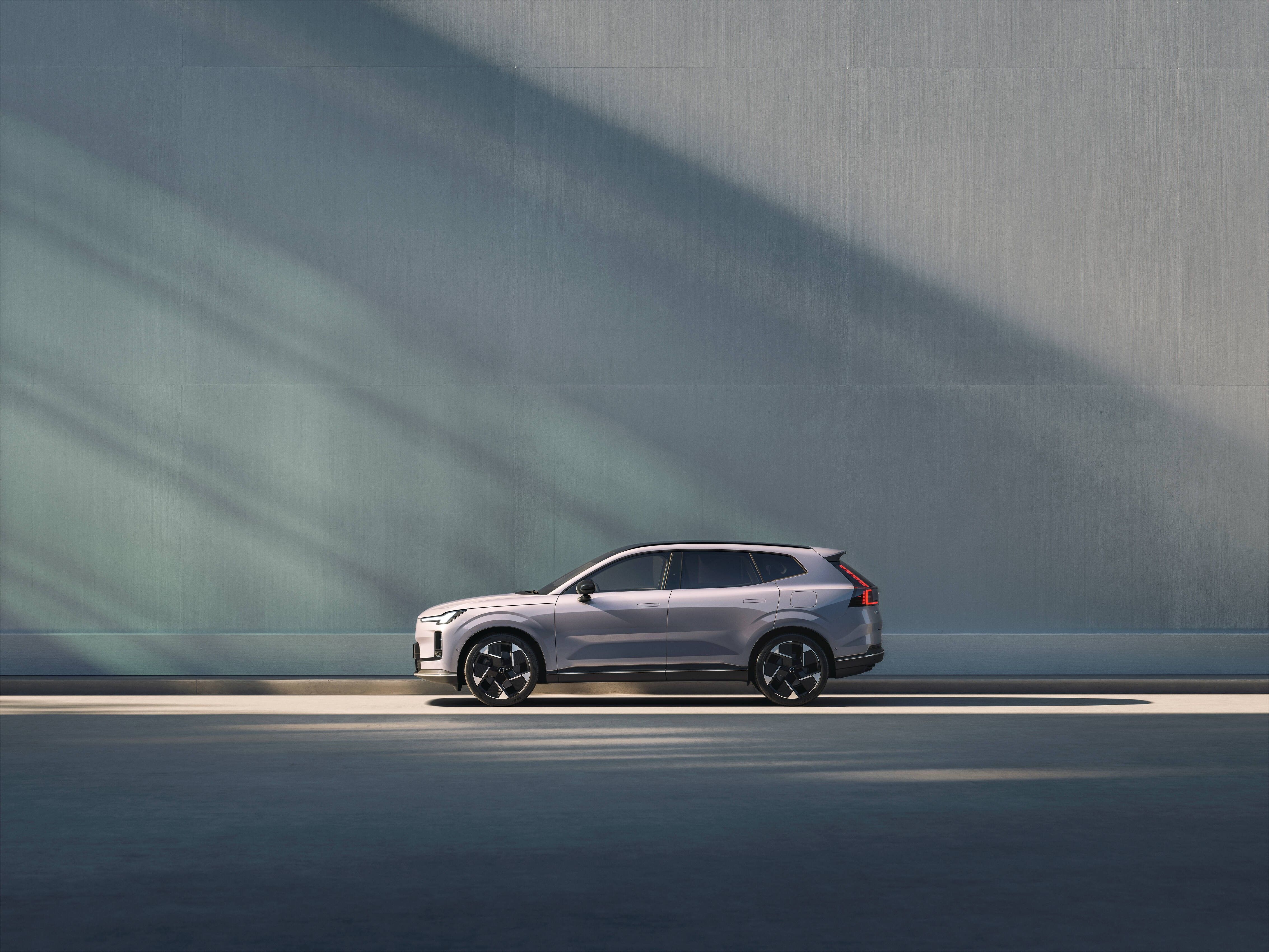 352170 Volvo Cars reveals the new XC 70 a plug in hybrid for every journey