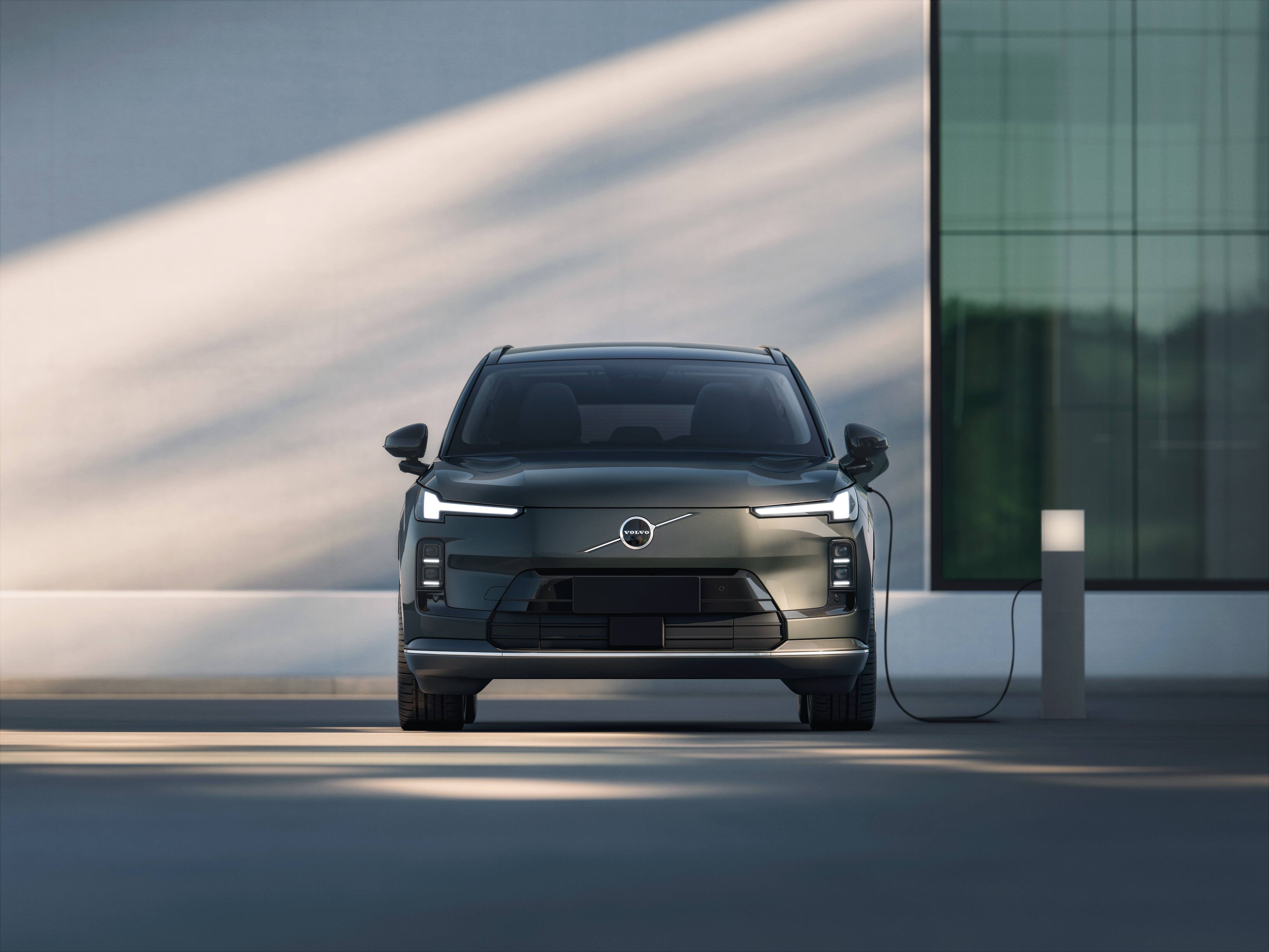 352177 Volvo Cars reveals the new XC 70 a plug in hybrid for every journey