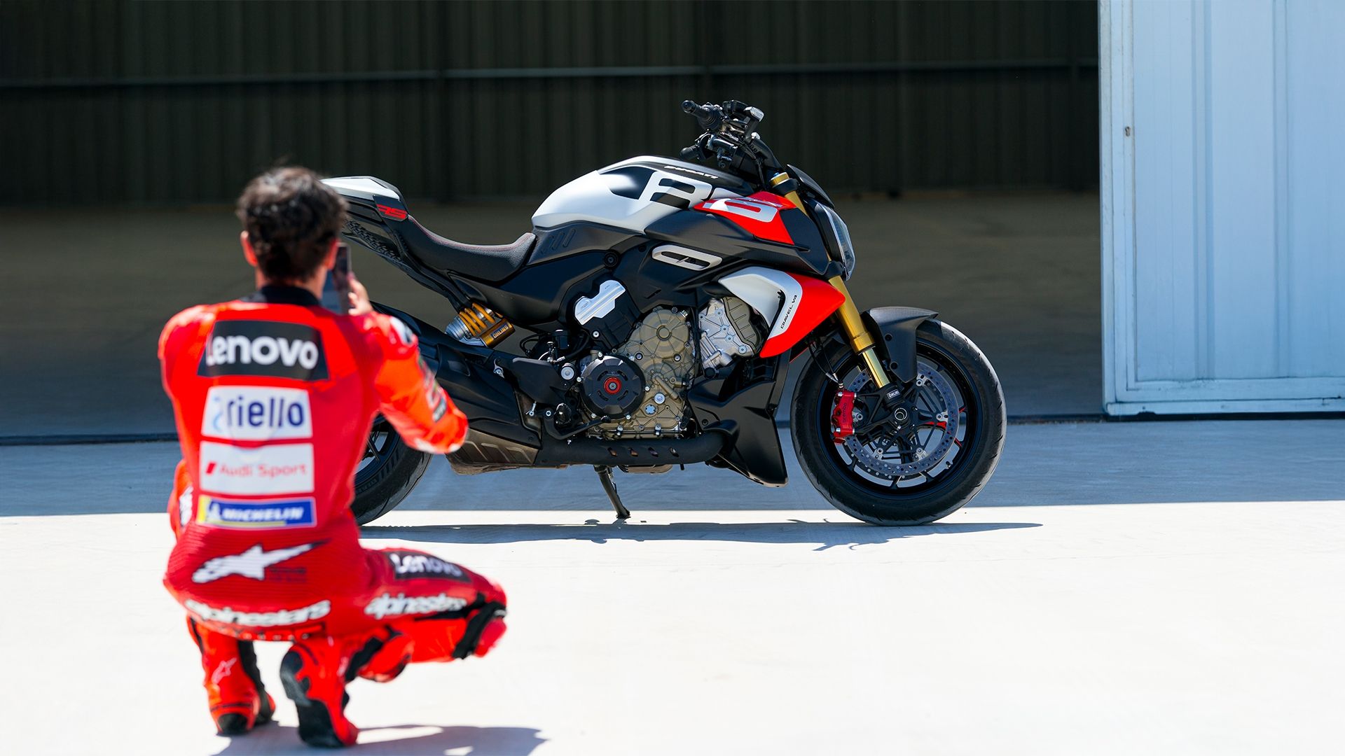 2025 Ducati Diavel V4 RS m2