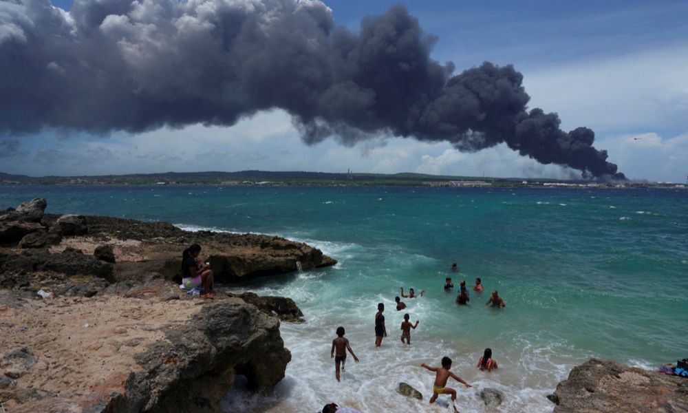 Incendios en puertos de almacenamiento de combustible cubanos;  México y Venezuela envían ayuda