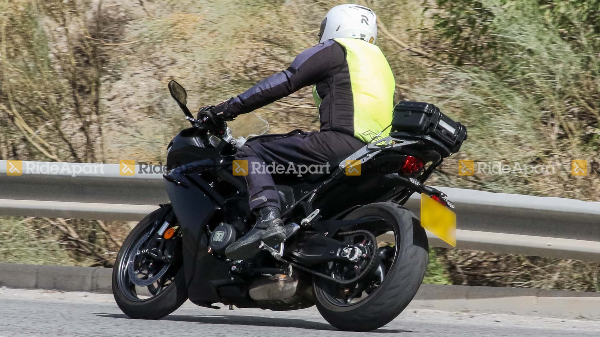 triumph daytona 660 spy photos 2