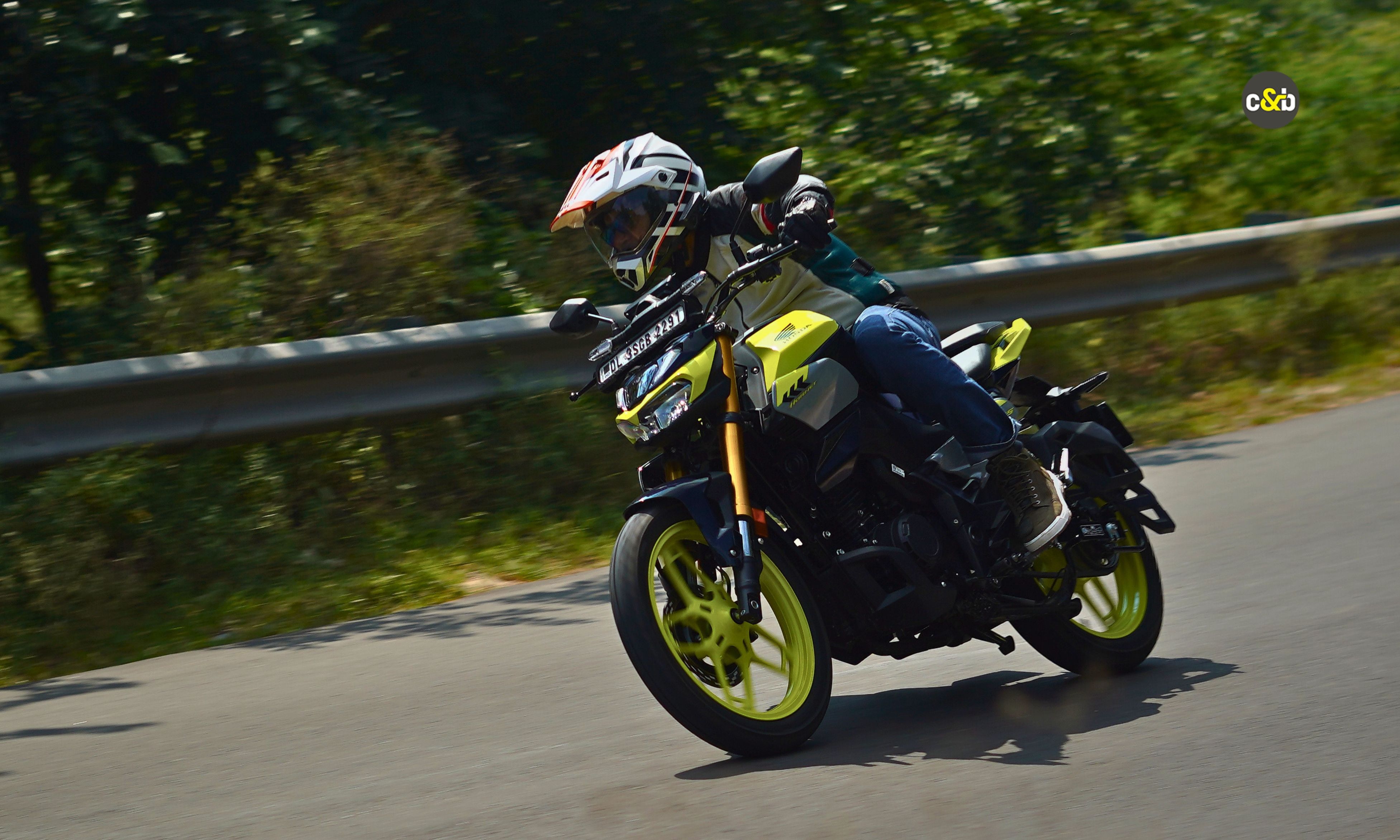 Honda CB 125 Hornet ride on road view