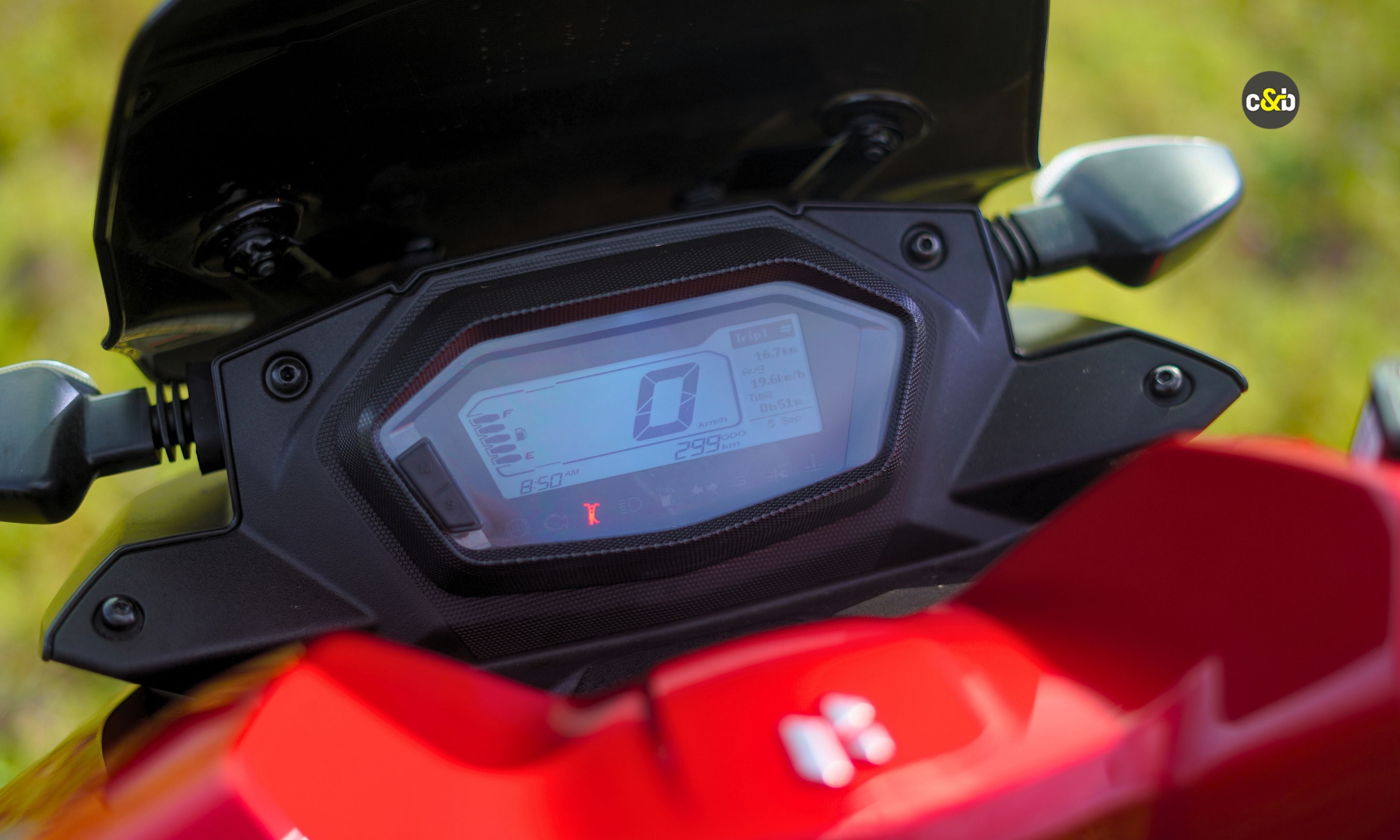 The Hero Xoom 160 Fully digital instrument console