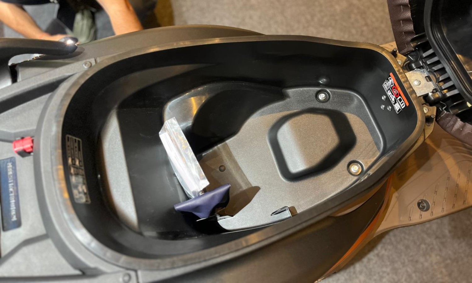 Burgman Street 125 boot space